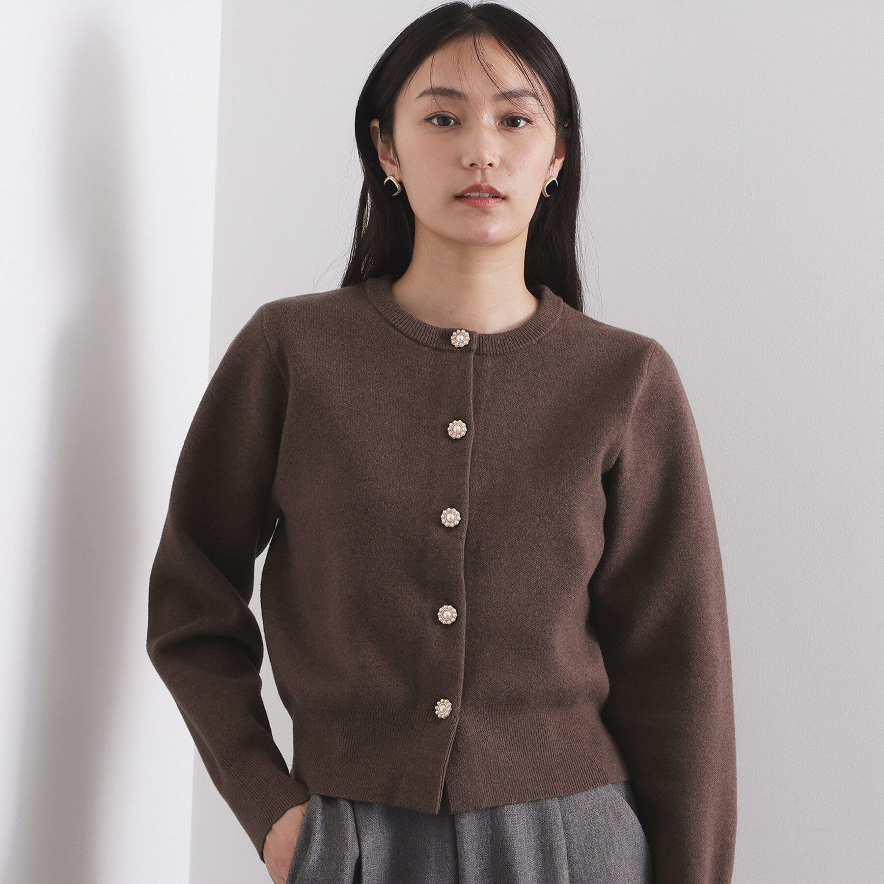 OPAQUE.CLIP「フェイクパールビジューボタンニットカーディガン【洗濯機OK】」|カーディガン|ブラウン(044)