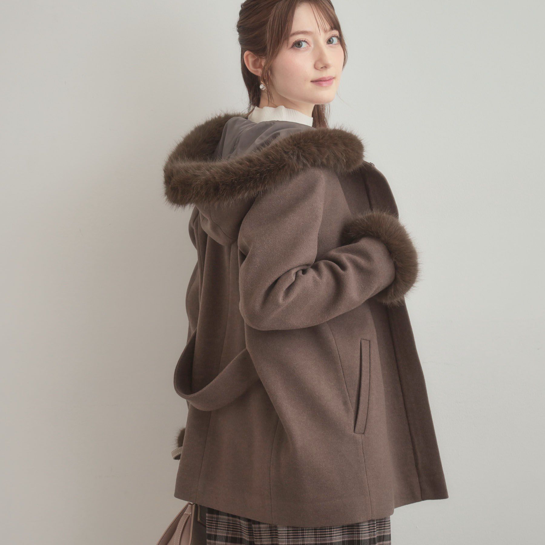 Couture broach「【大人可愛い・フード取り外し可能】フードフェイクファー ハーフ丈コート」|その他|