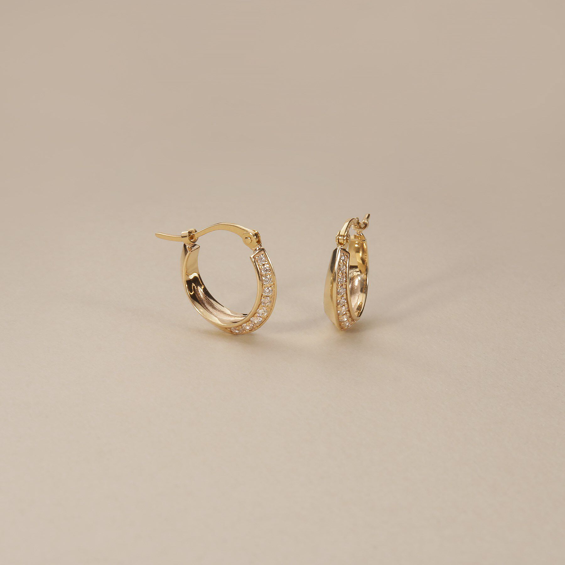 COCOSHNIK「K10ダイヤモンド しのぎテーパード フープピアス」|ピアス|