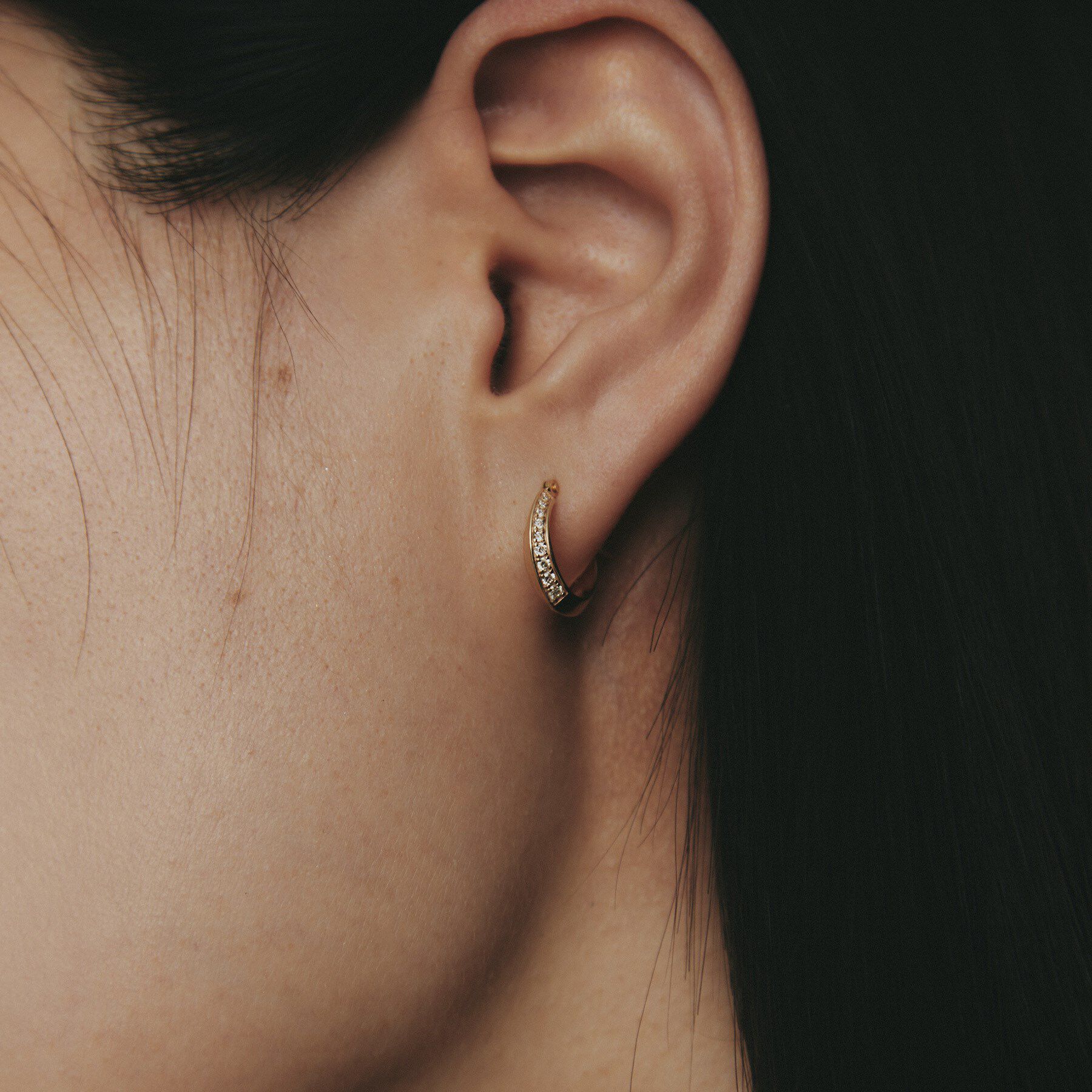 COCOSHNIK「K10ダイヤモンド しのぎテーパード フープピアス」|ピアス|