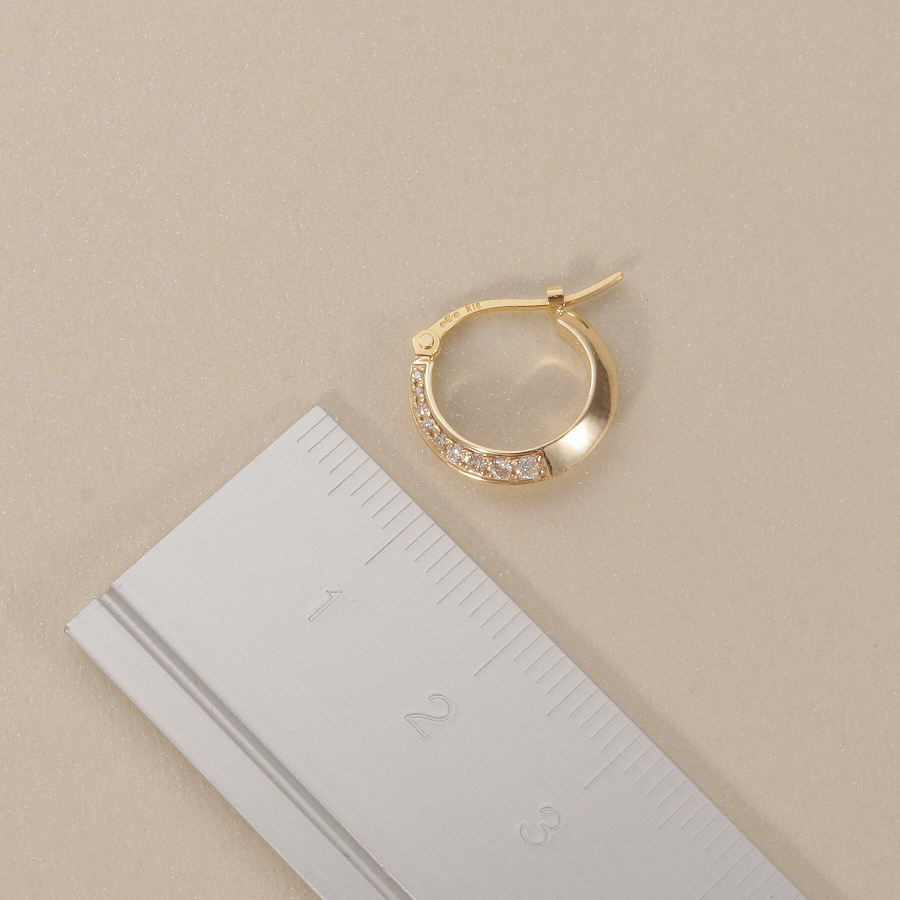 COCOSHNIK「K10ダイヤモンド しのぎテーパード フープピアス」|ピアス|