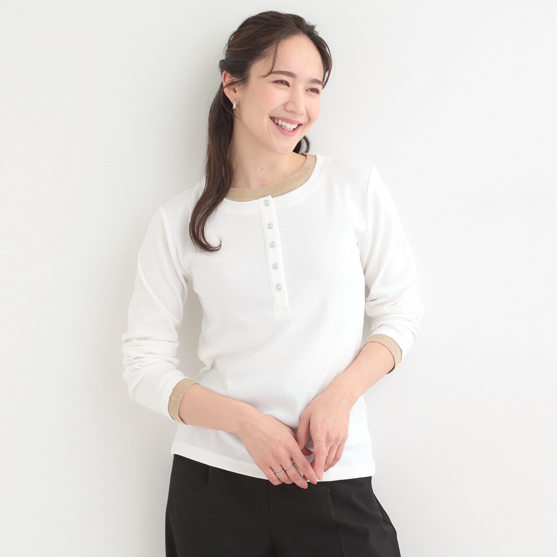 SHOO･LA･RUE「【洗濯機可/S-LL】1枚でサマ見え レイヤード風配色 ヘンリーネックロンT」|Tシャツ・カットソー|