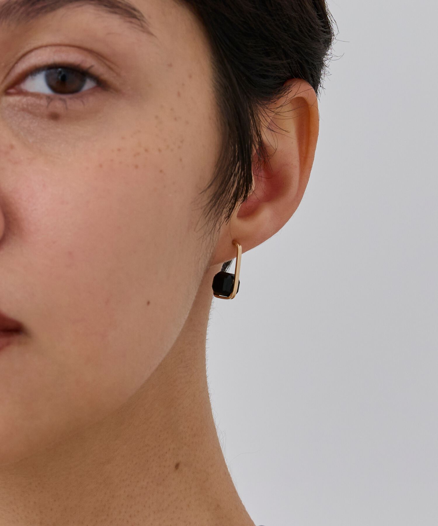 JUPITER「【K10】天然石キューブカットピアス オニキス」|ピアス|