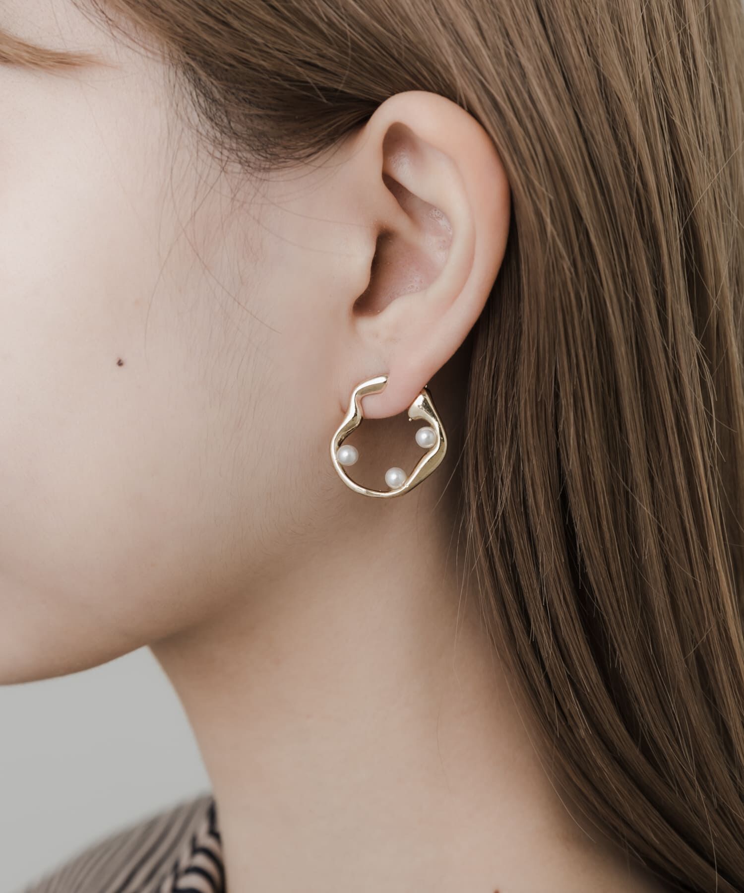 SMELLY「パールメタルウェーブイヤリング」|イヤリング|