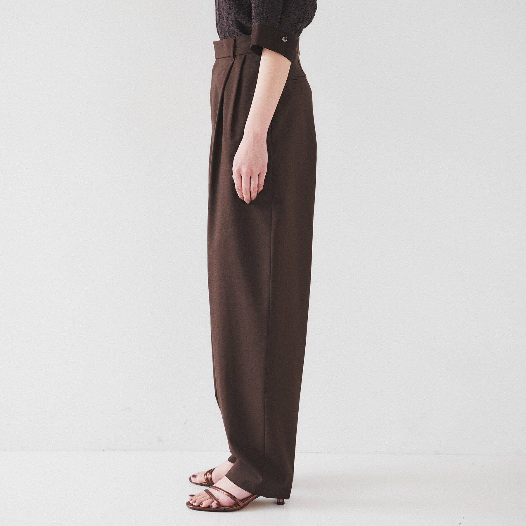 UNTITLED「【オンオフ使える/セットアップ可能】トロピカルウール カーブテーパードパンツ」|その他|