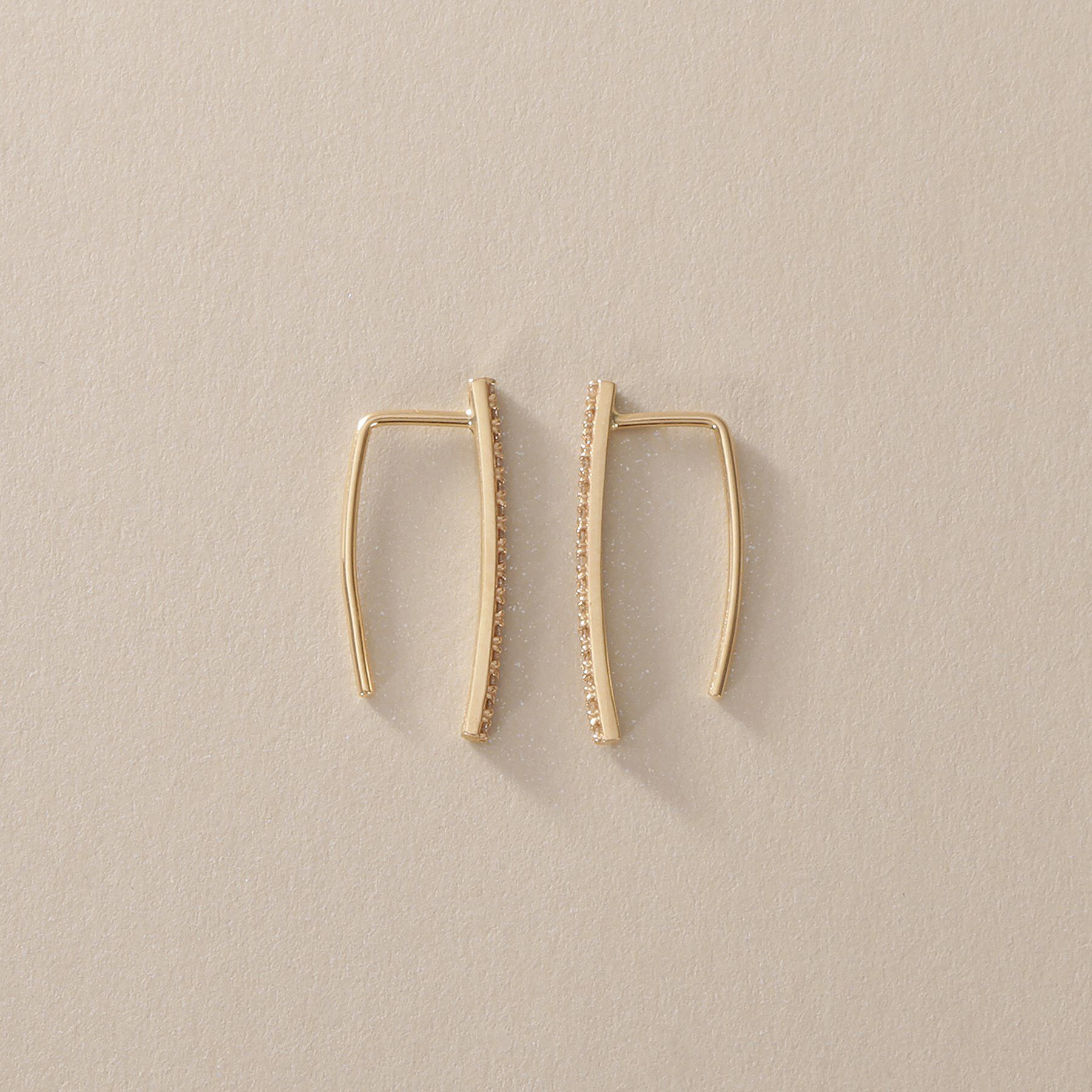 COCOSHNIK「K10ダイヤモンド カーブライン フックピアス」|ピアス|