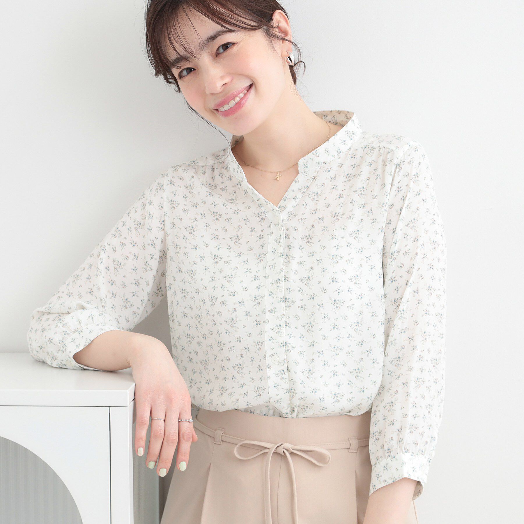 SHOO･LA･RUE「【S-LL】首元すっきり魅せ　大人の上品サテンブラウス」|シャツ・ブラウス|ホワイト(701)