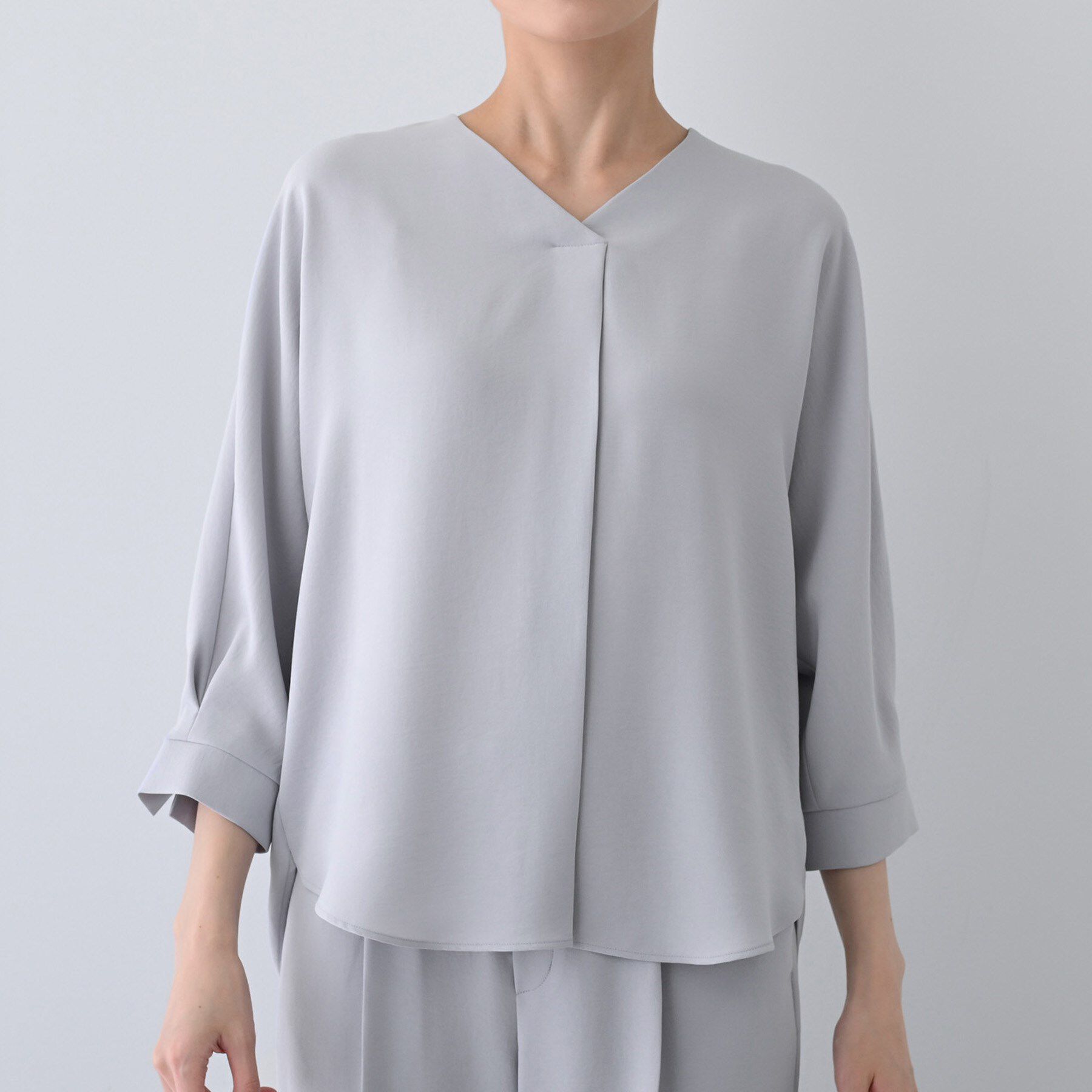 INDIVI「【着る日傘/遮熱/UVケア】Vネックドルマンスリーブブラウス」|シャツ・ブラウス|