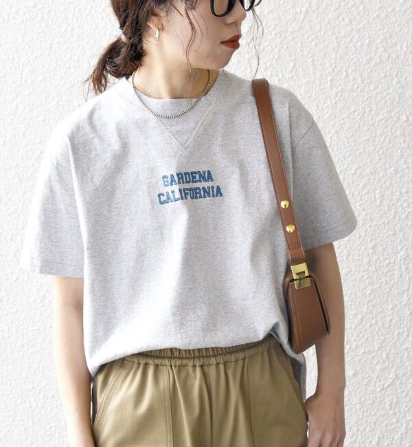 SHIPS any「【SHIPS any別注】Collegiate Pacific:〈洗濯機可能〉V ガゼット プリント & 刺繍 Tシャツ 25SS」|Tシャツ・カットソー|ライトグレー