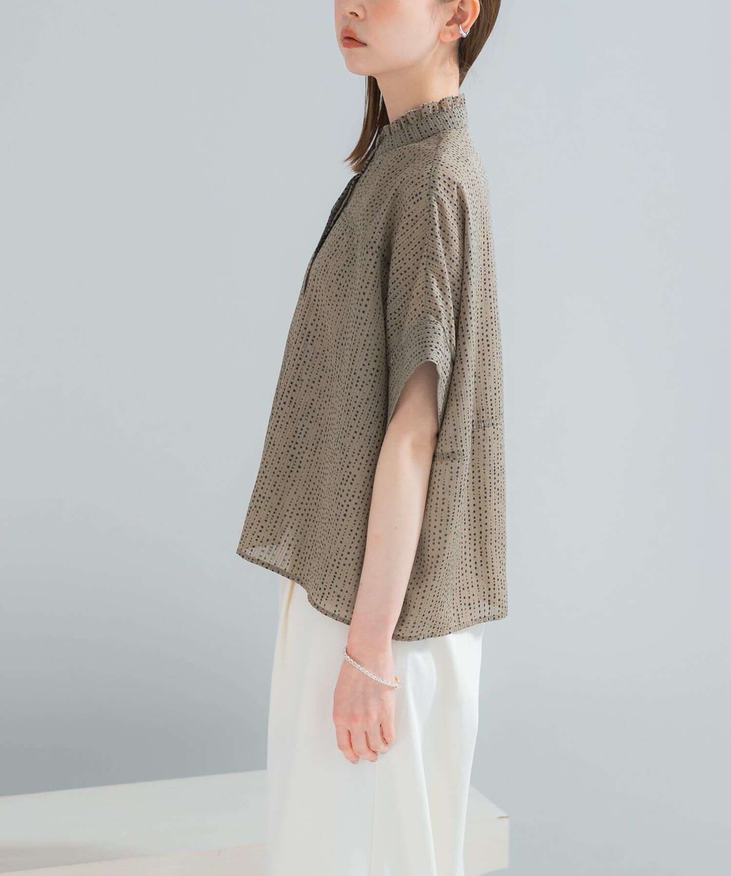 URBAN RESEARCH ROSSO「『WEB/一部店舗限定』ウォッシャブルドットフリルネックブラウス」|シャツ・ブラウス|