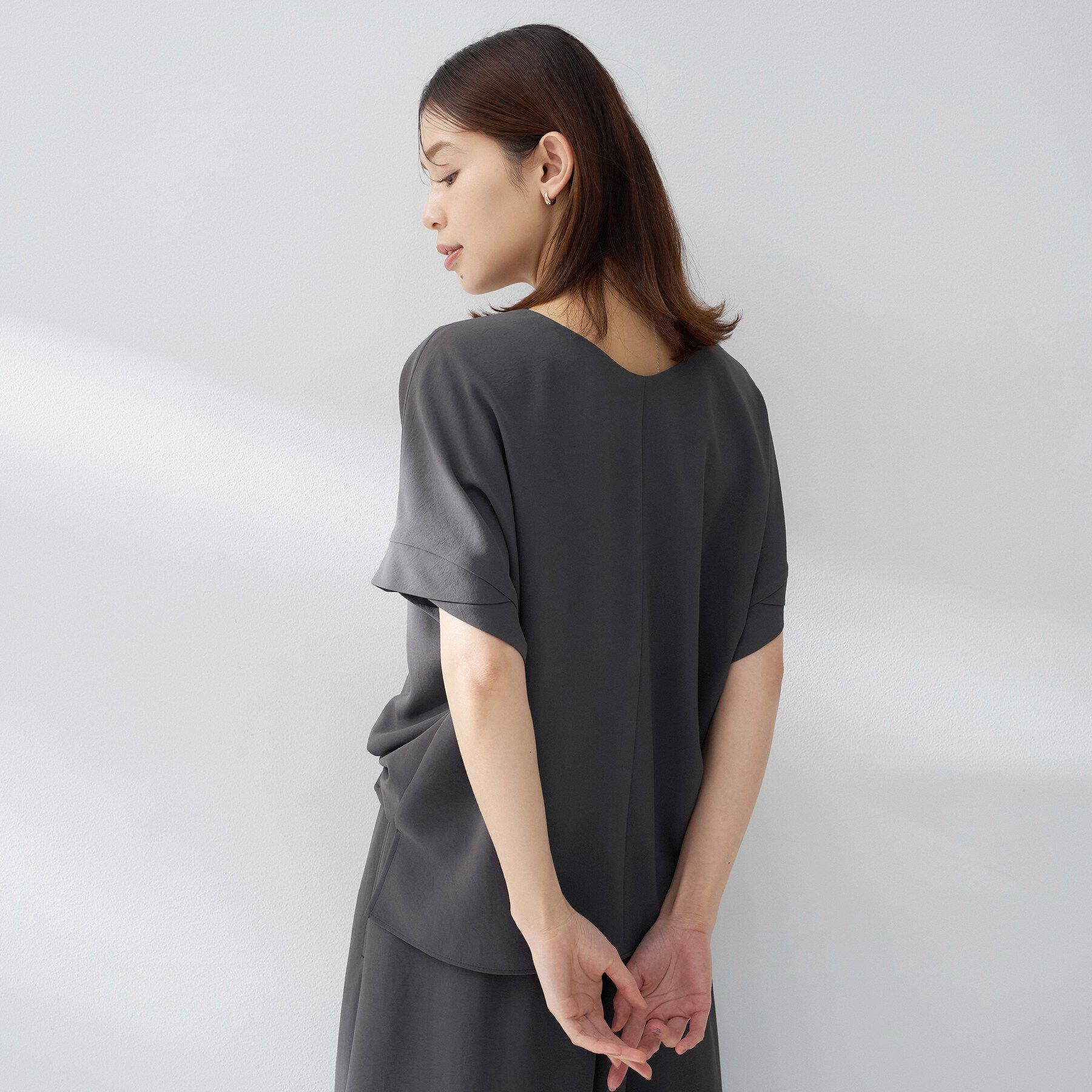 UNTITLED「【夏の名品セットアップが今年も登場！/はっ水/遮熱】リラクミスト 前後2WAYブラウス」|シャツ・ブラウス|チャコールグレー(0