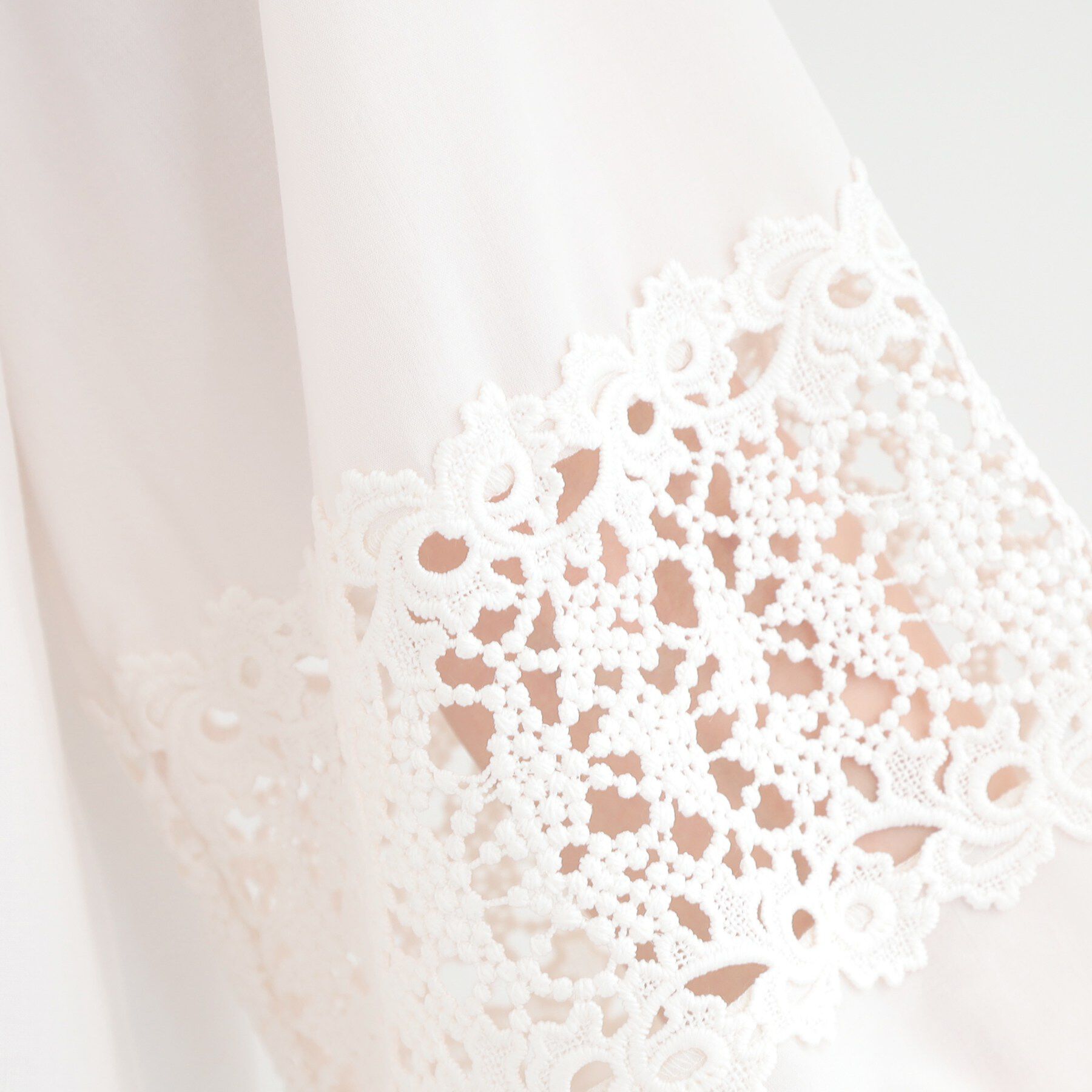 SHOO･LA･RUE「【洗濯機可/S-LL】透かし編み柄が上品な レース切り替えブラウス」|シャツ・ブラウス|