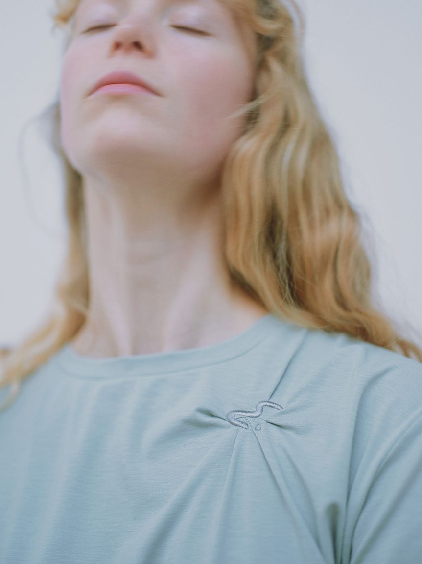 emmi atelier「【em】emmiロゴクロップドTシャツ/UVカット/接触冷感」|Tシャツ・カットソー|