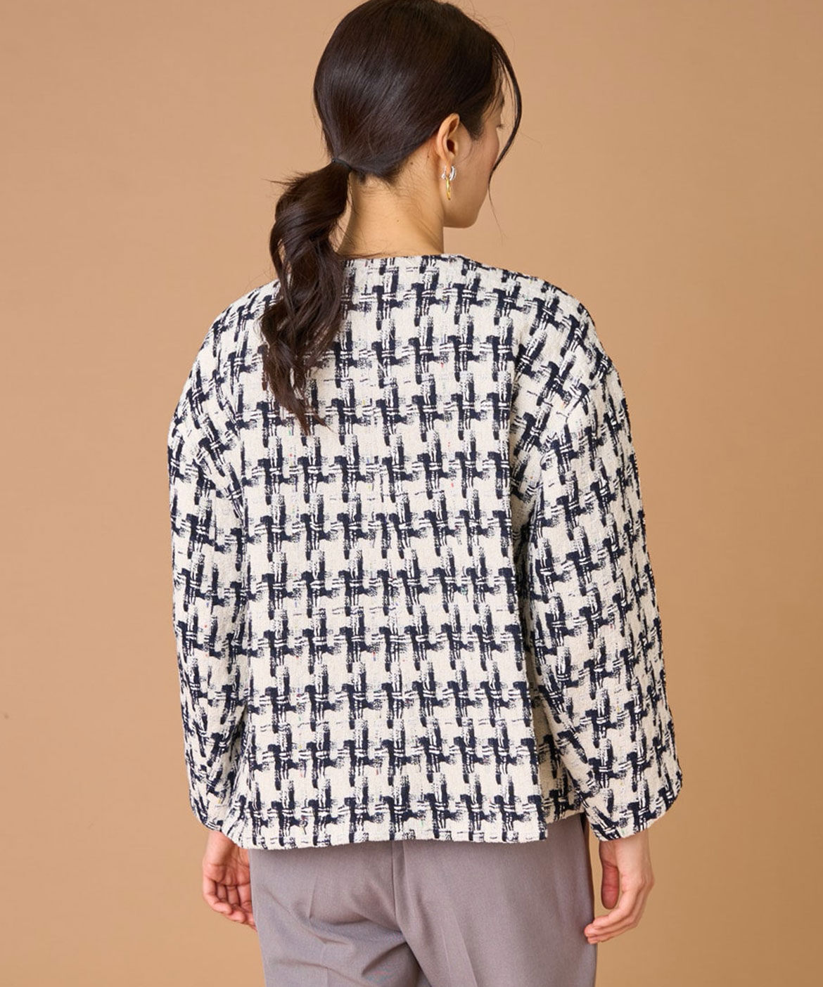 INED「千鳥柄ツイードジャケット《LINTON》」|ノーカラージャケット|