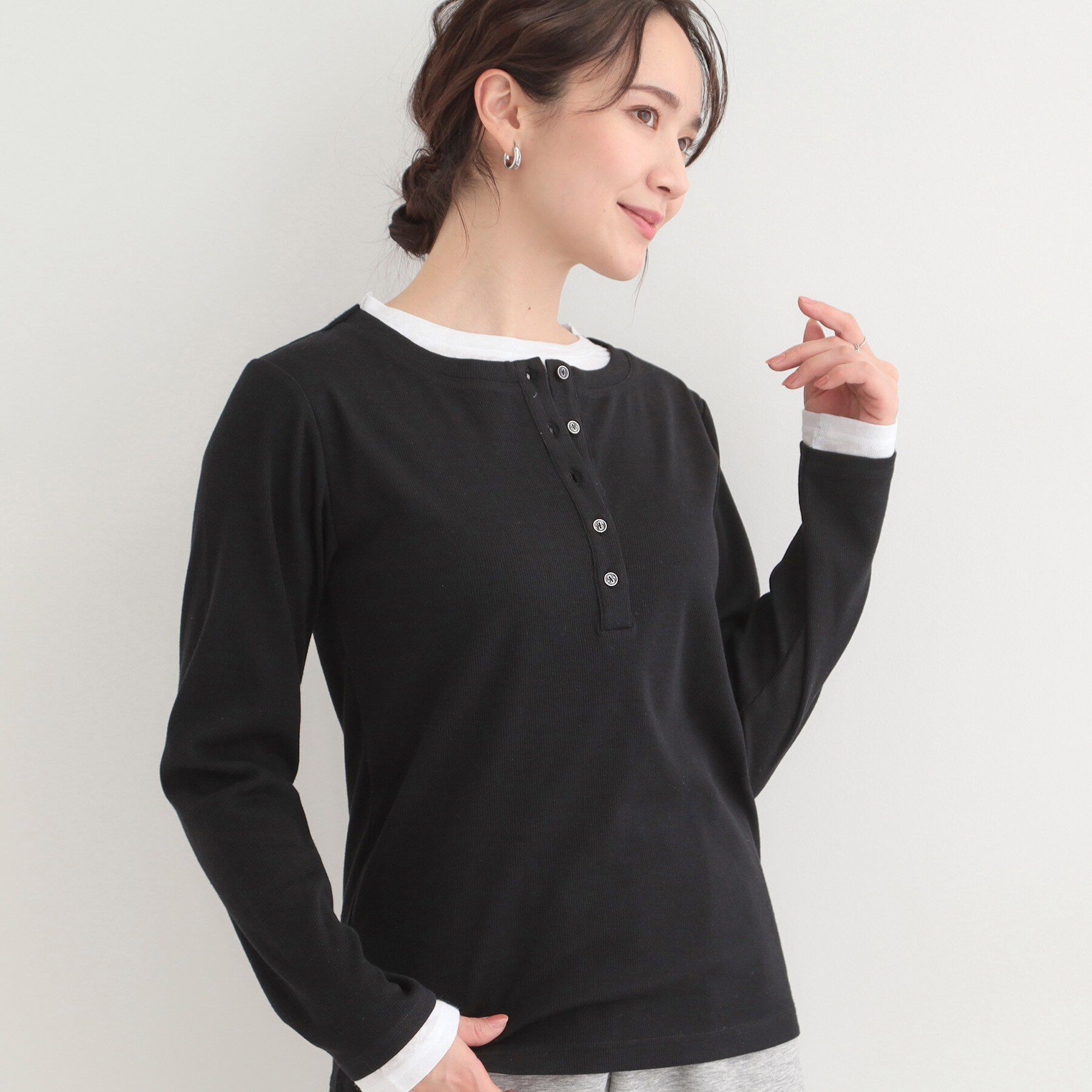 SHOO･LA･RUE「【洗濯機可/S-LL】1枚でサマ見え レイヤード風配色 ヘンリーネックロンT」|Tシャツ・カットソー|ブラック(019)