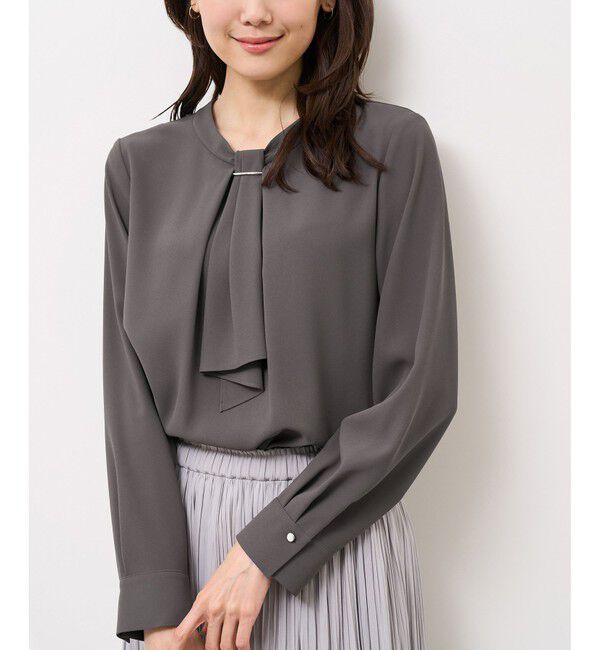Rope&rsquo;Picnic「【WEB限定カラー・サイズ】メタルパーツフロントフリルタイブラウス/通勤対応」|シャツ・ブラウス|チャコール(06)