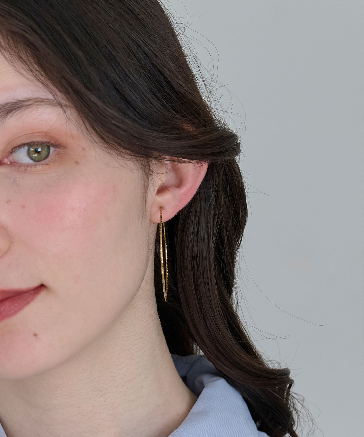 Phoebe「≪雑誌掲載≫ツイストラインフープイヤリング ゴールド」|イヤリング|