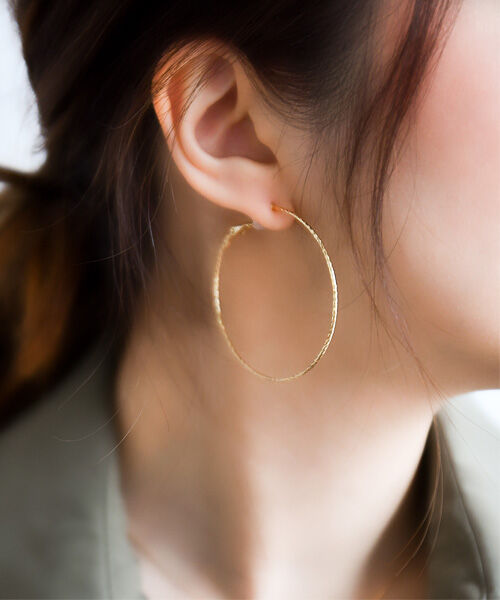 Phoebe「≪雑誌掲載≫ツイストラインフープイヤリング ゴールド」|イヤリング|