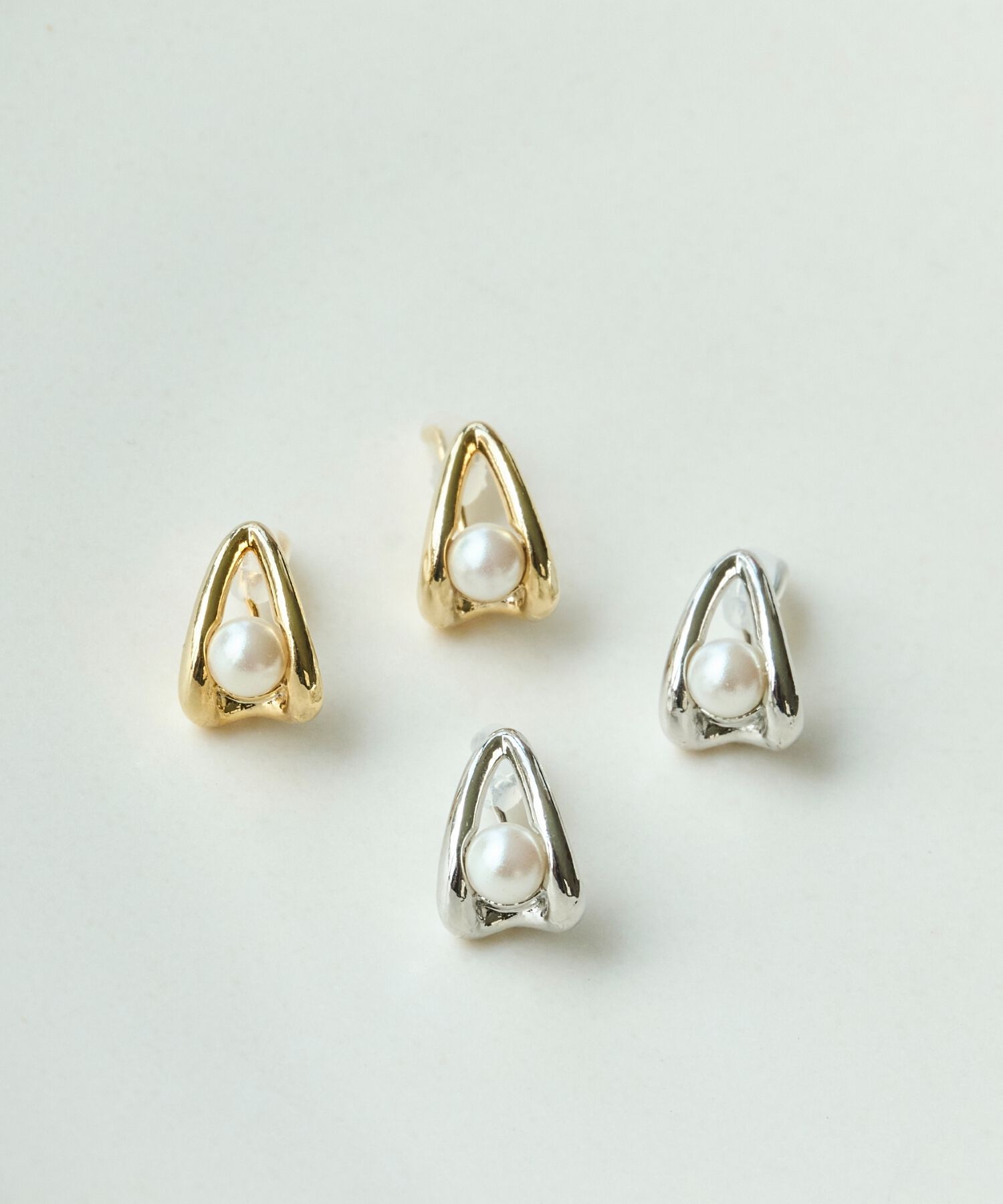 Phoebe「【痛くないシリーズ/金属アレルギー対応】ドロップパールライトフィットイヤリング　ゴールド」|イヤリング|