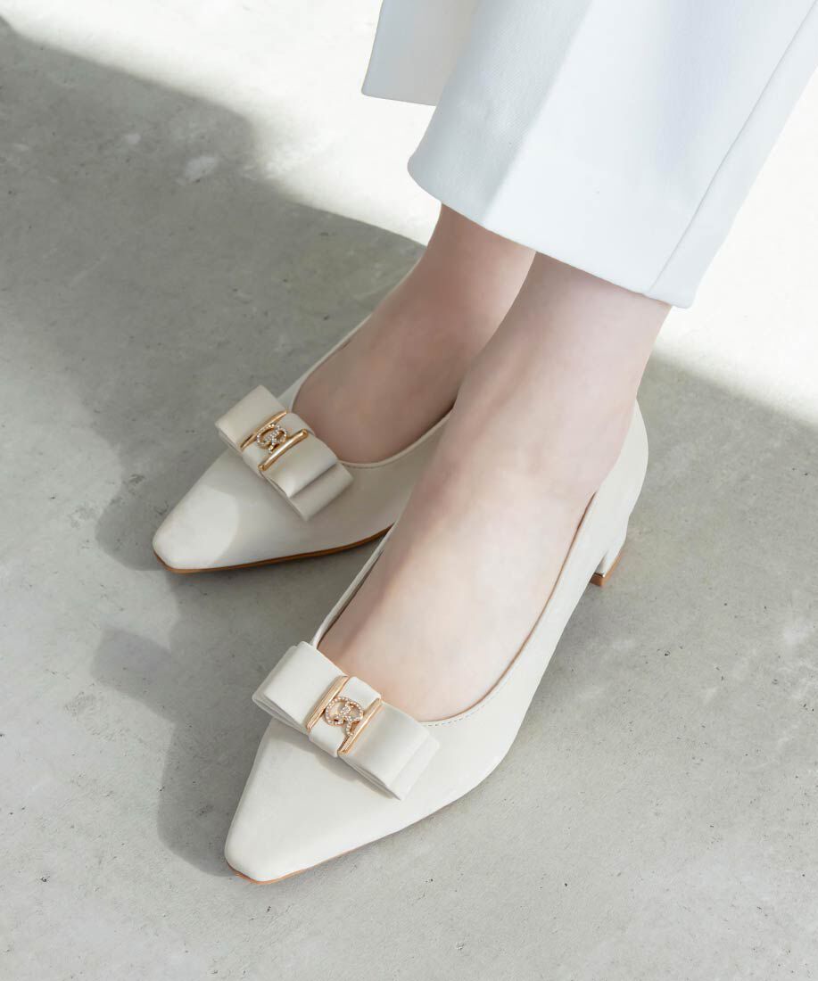  「2WAY ビジューモノグラムリボンパンプス」|パンプス|アイボリー