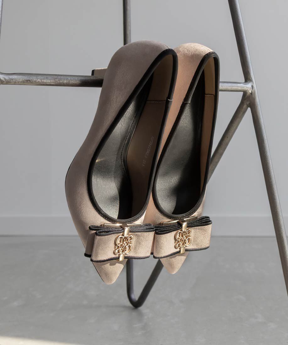  「【走れる美脚パンプス】モノグラムパーツリボンフィットパンプス」|パンプス|