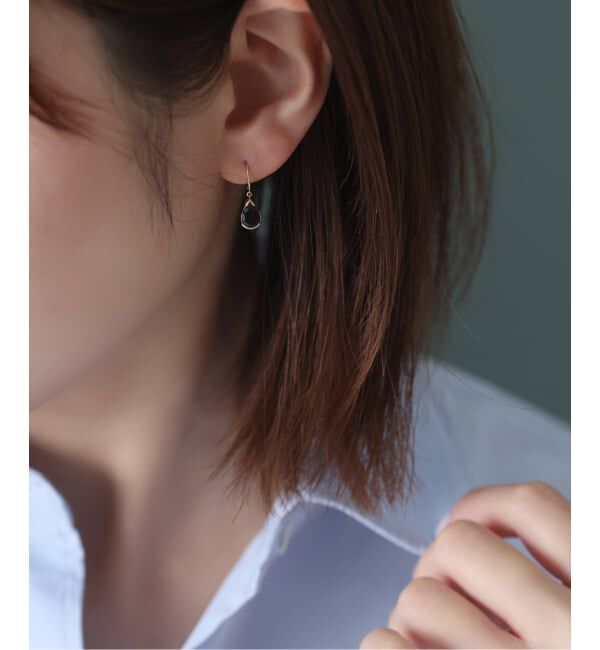 Lilas by Spick&Span「ペアシェイプオニキスフープピアス K10（両耳）」|ピアス|ゴールド