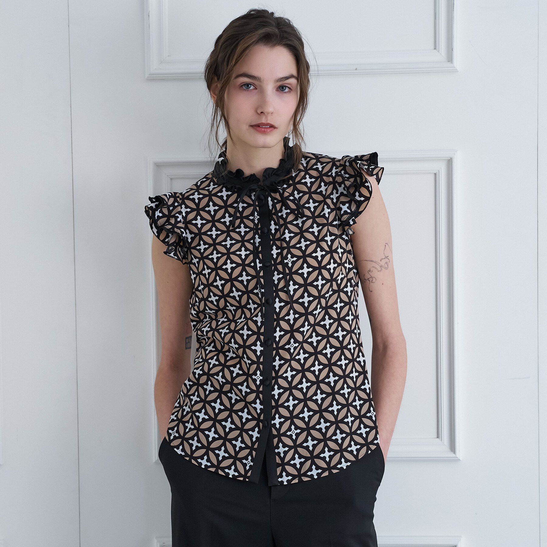 DRESSTERIOR「【otonaMUSE5月号掲載/着映え/ウォッシャブル】オーバーラップウィングスリーブ」|シャツ・ブラウス|