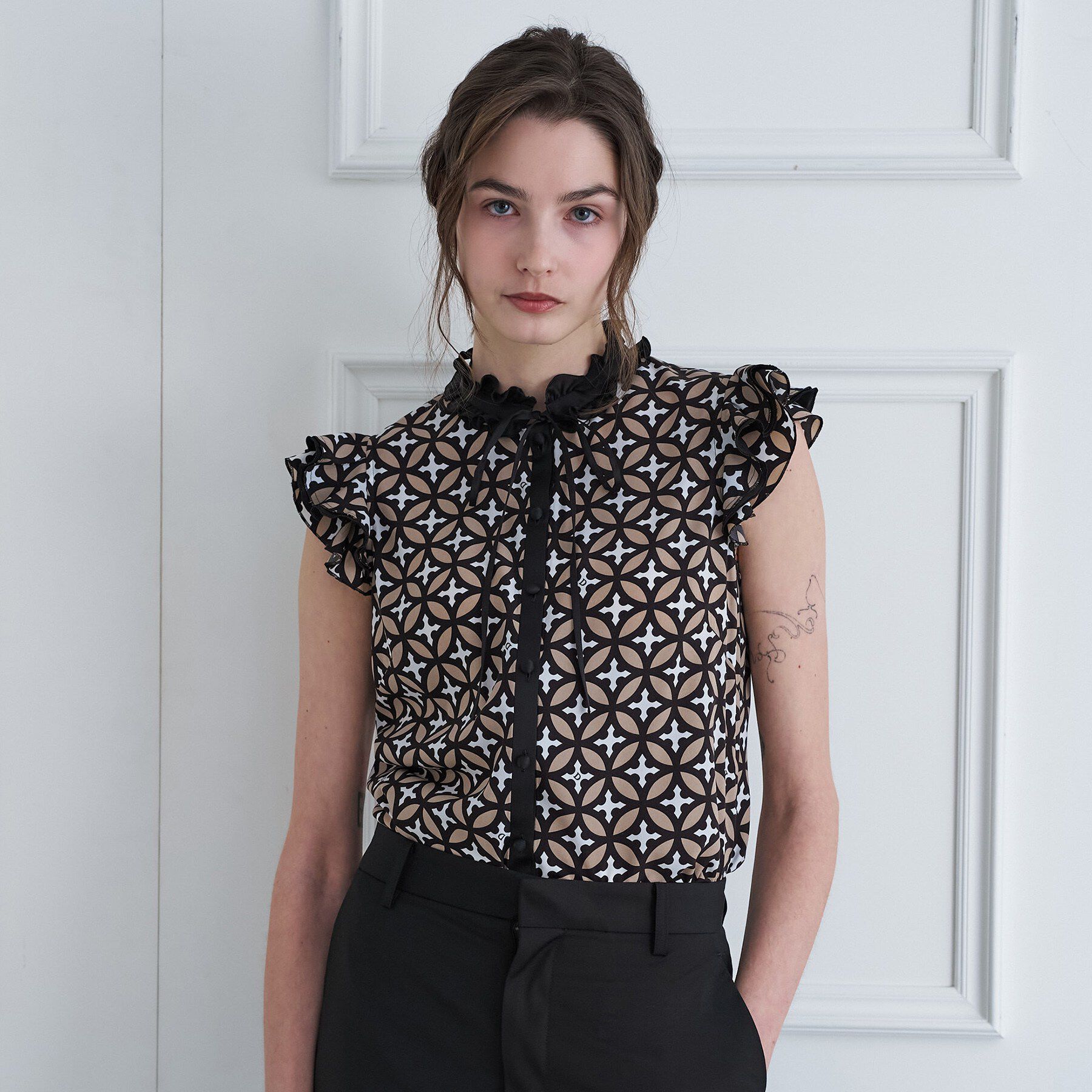 DRESSTERIOR「【otonaMUSE5月号掲載/着映え/ウォッシャブル】オーバーラップウィングスリーブ」|シャツ・ブラウス|