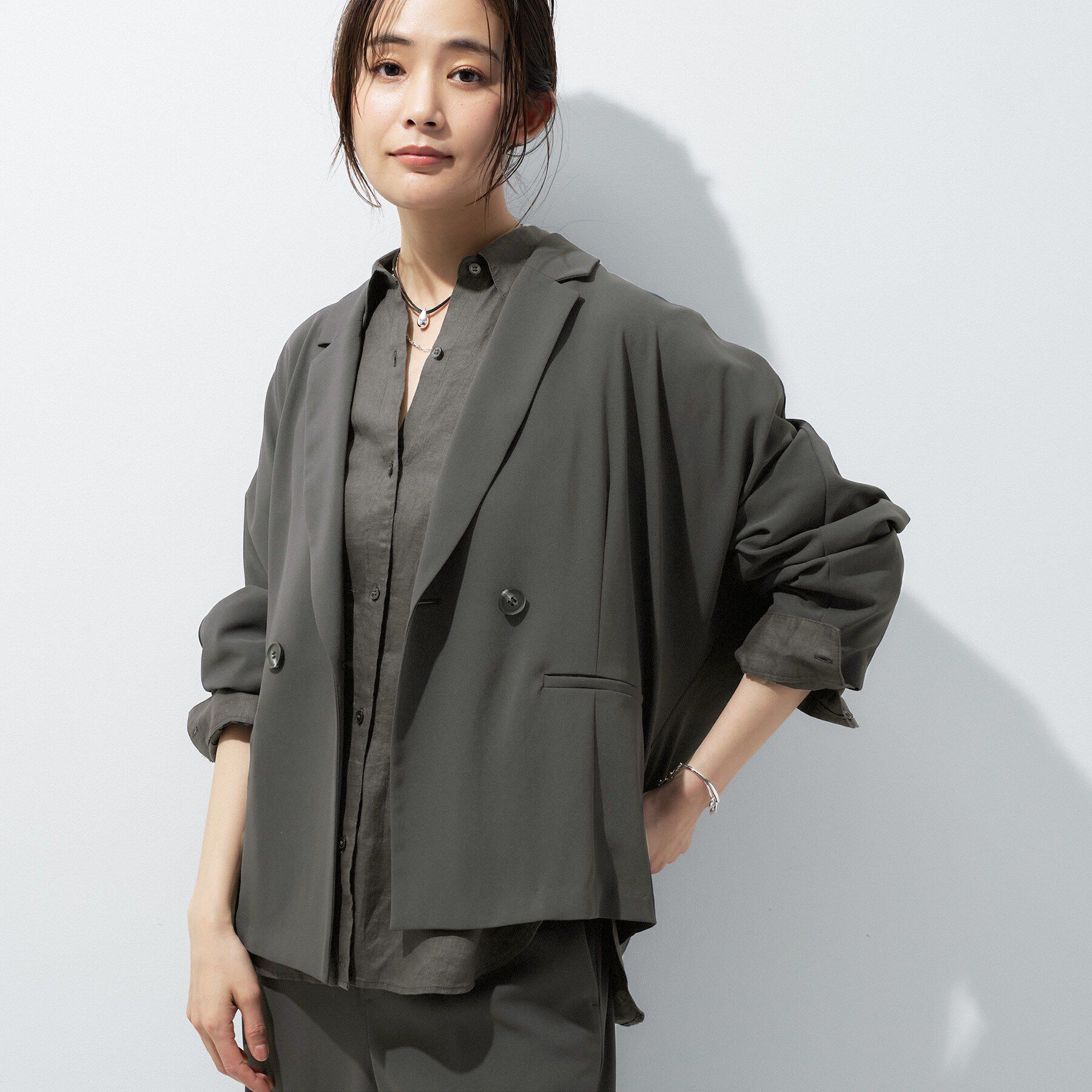 INDIVI「【さらに軽く軽快！／着る日傘】ドルマンダブルジャケット」|テーラードジャケット|チャコールグレー(0