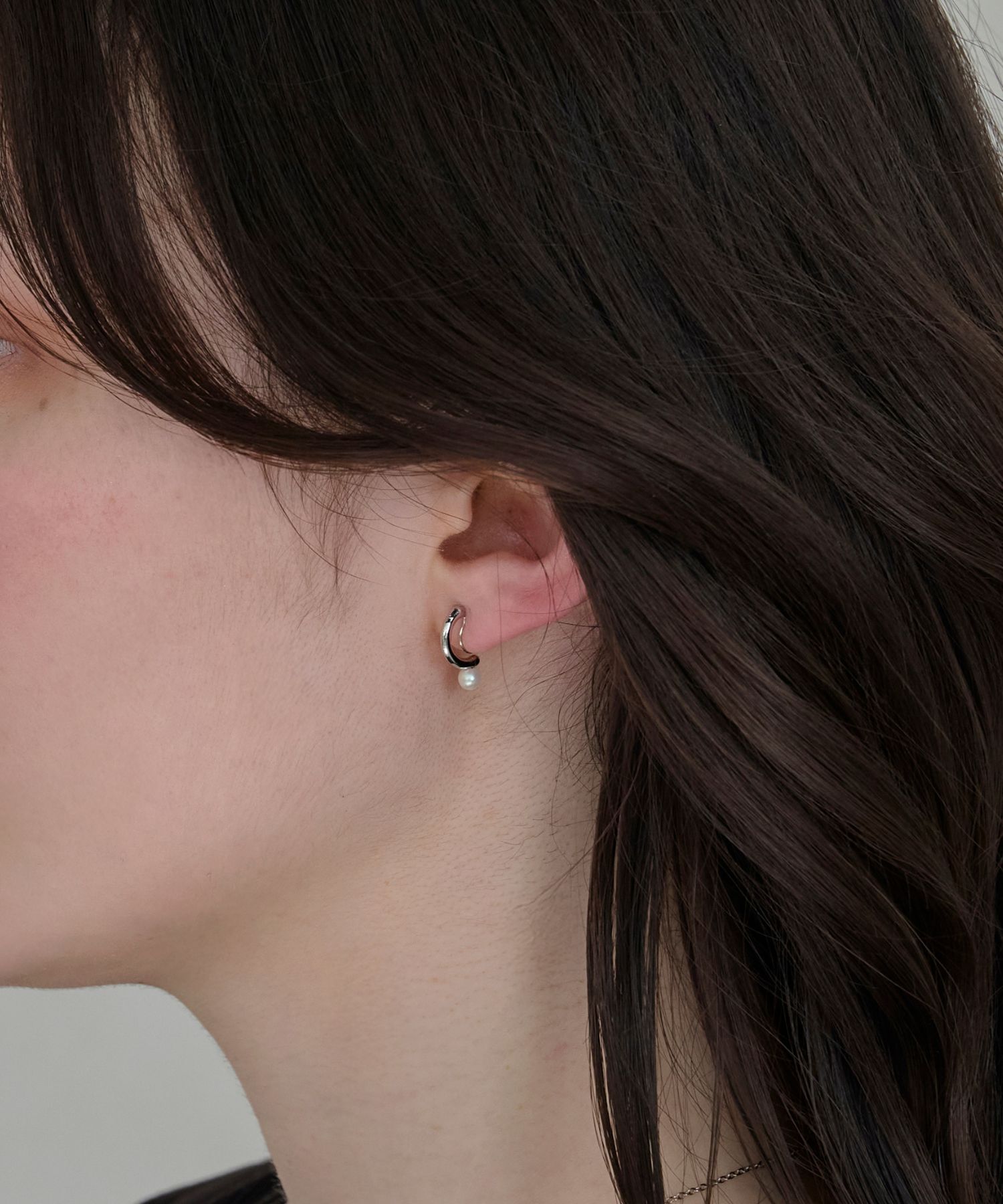 Phoebe「【痛くないシリーズ/金属アレルギー対応】パールフープライトフィットイヤリング　シルバー」|イヤリング|