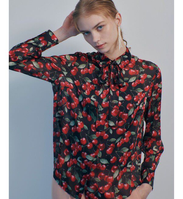 LOULOU WILLOUGHBY「WEB限定【LOULOU WILLOUGHBY】LISAチェリープリント ボウタイブラウス」|シャツ・ブラウス|ブラック