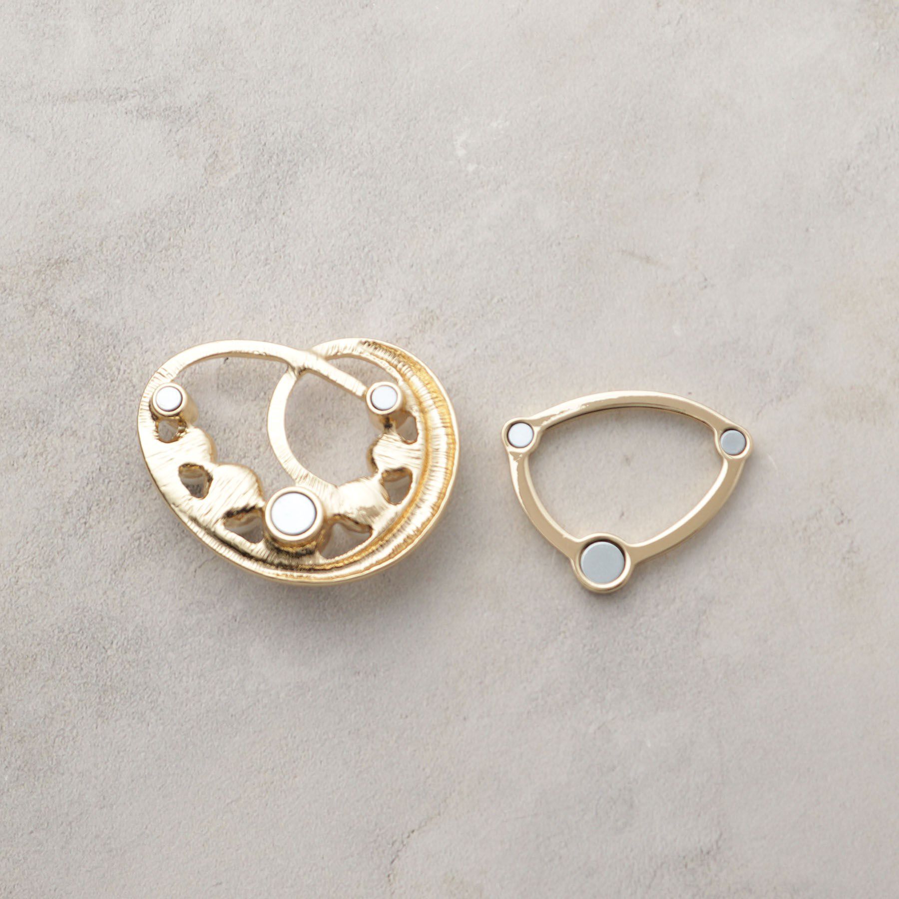 OPAQUE.CLIP「【マグネット】フェイクパール&times;メタルブローチ」|ブローチ・コサージュ|