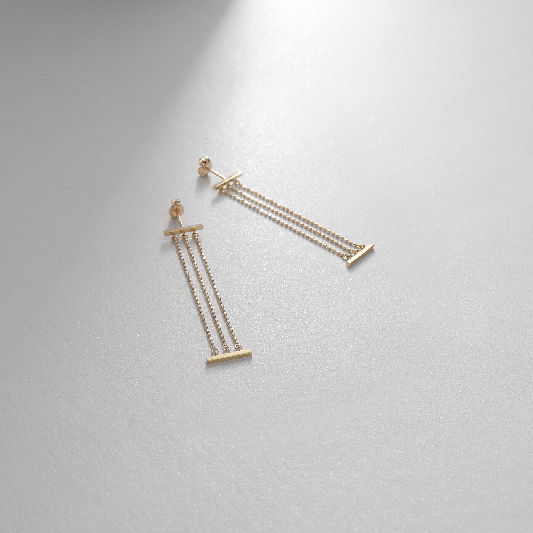 COCOSHNIK「K10カットボールチェーン3連 スタッドピアス」|ピアス|