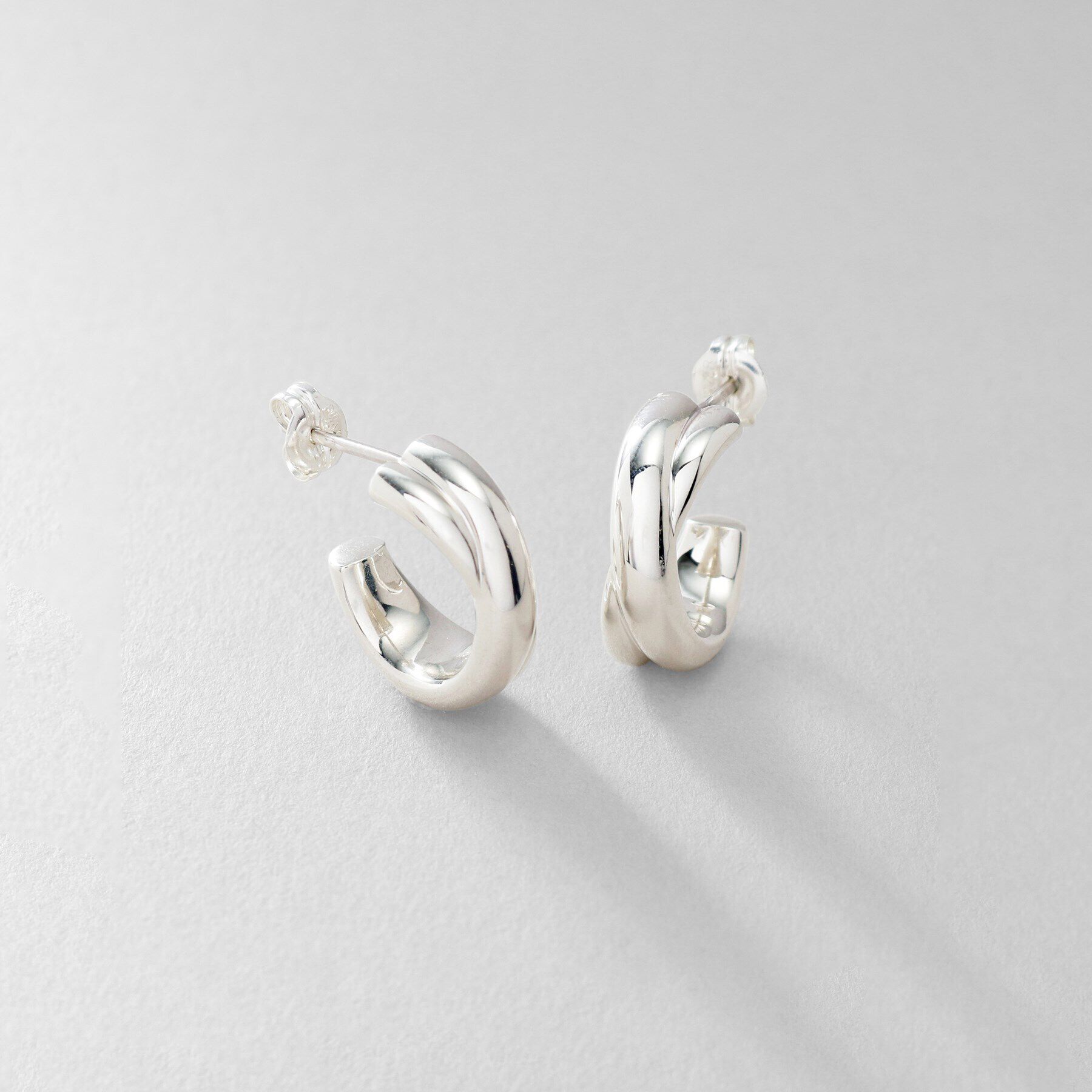 COCOSHNIK ONKITSCH「シルバー スモールフープ プランプクロスピアス」|ピアス|