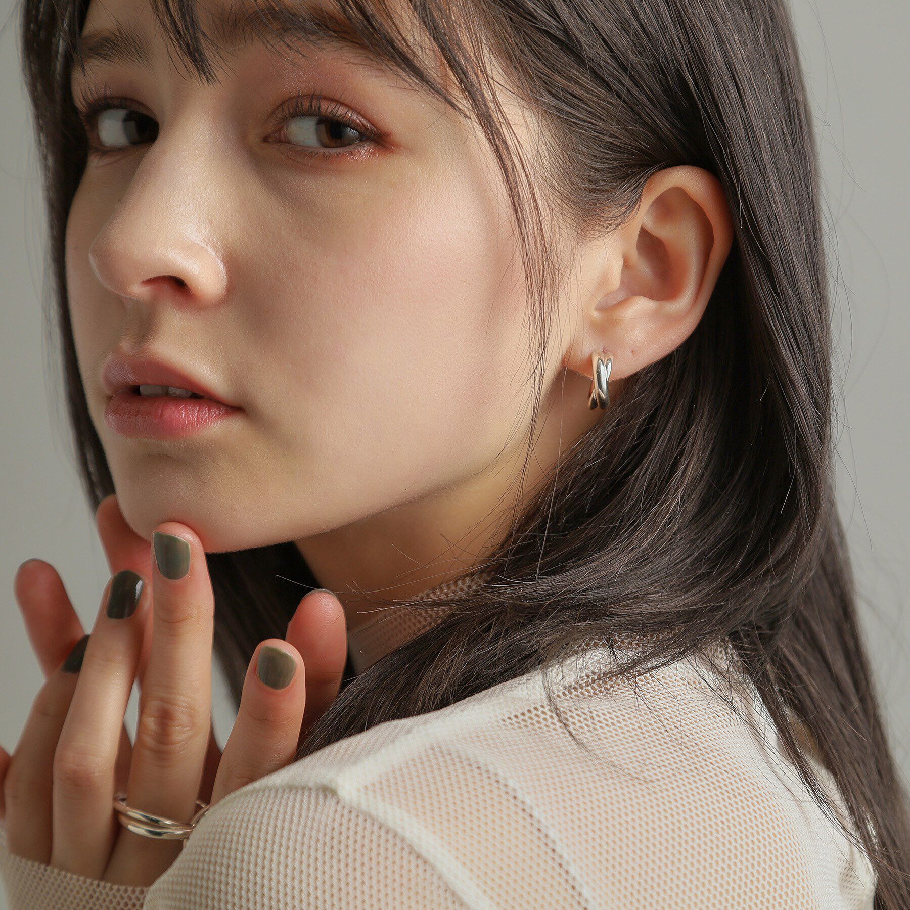 COCOSHNIK ONKITSCH「シルバー スモールフープ プランプクロスピアス」|ピアス|