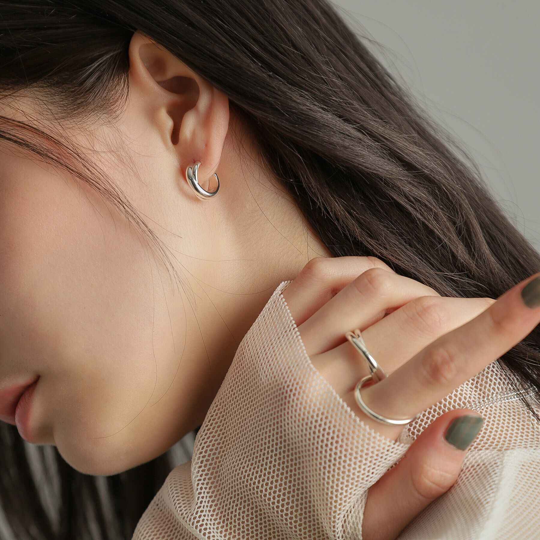 COCOSHNIK ONKITSCH「シルバー スモールフープ プランプクロスピアス」|ピアス|