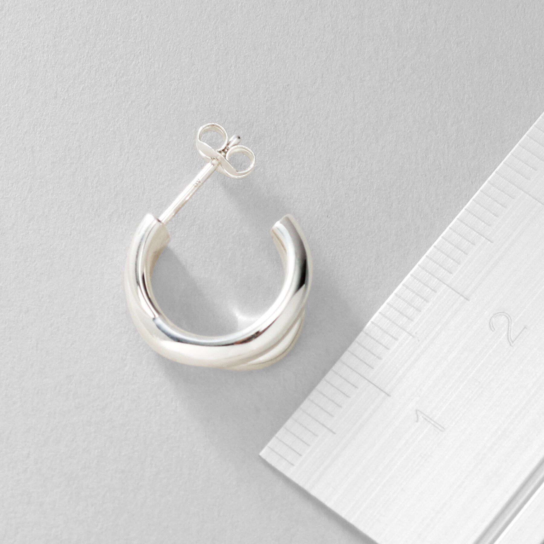 COCOSHNIK ONKITSCH「シルバー スモールフープ プランプクロスピアス」|ピアス|