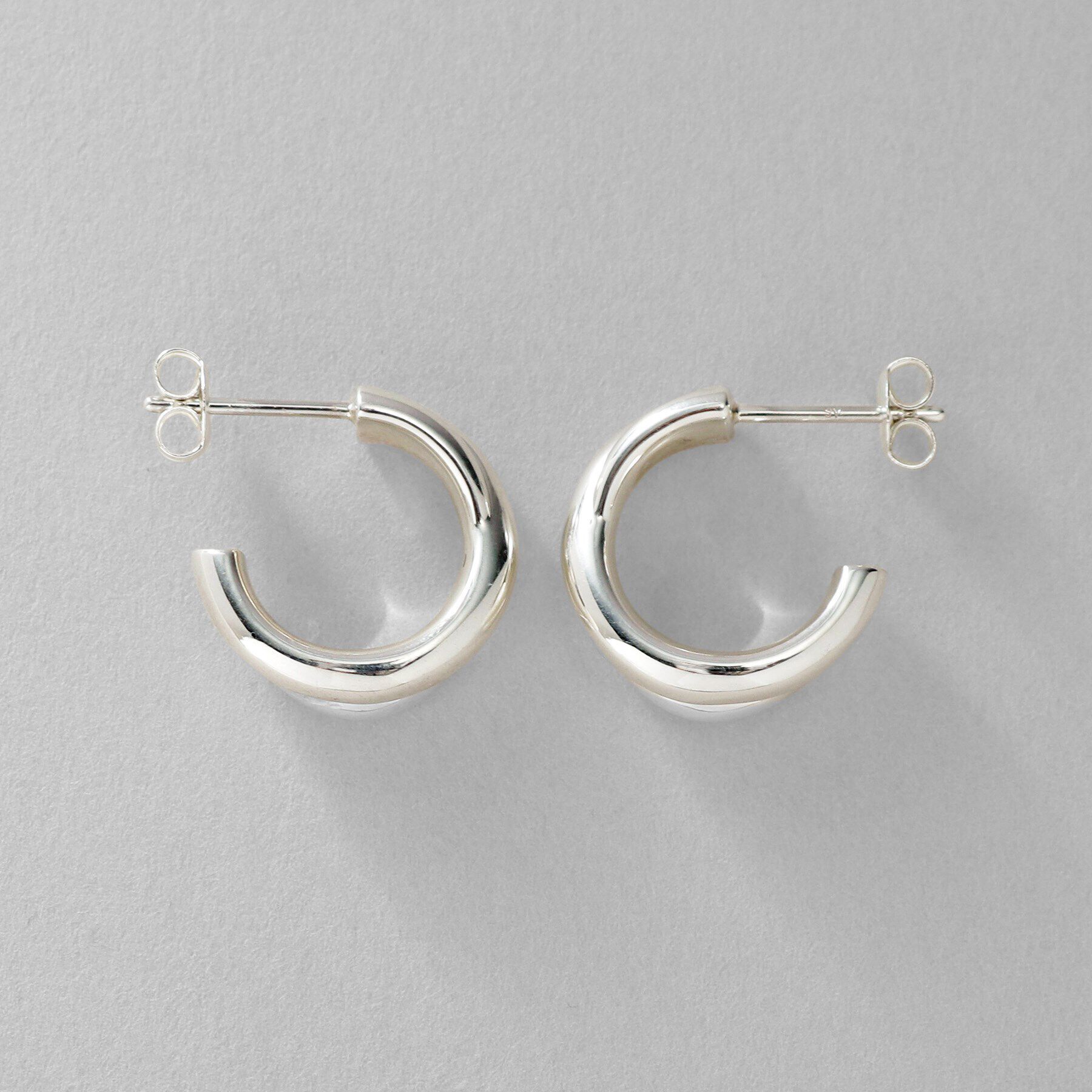 COCOSHNIK ONKITSCH「シルバー スモールフープ プランプクロスピアス」|ピアス|