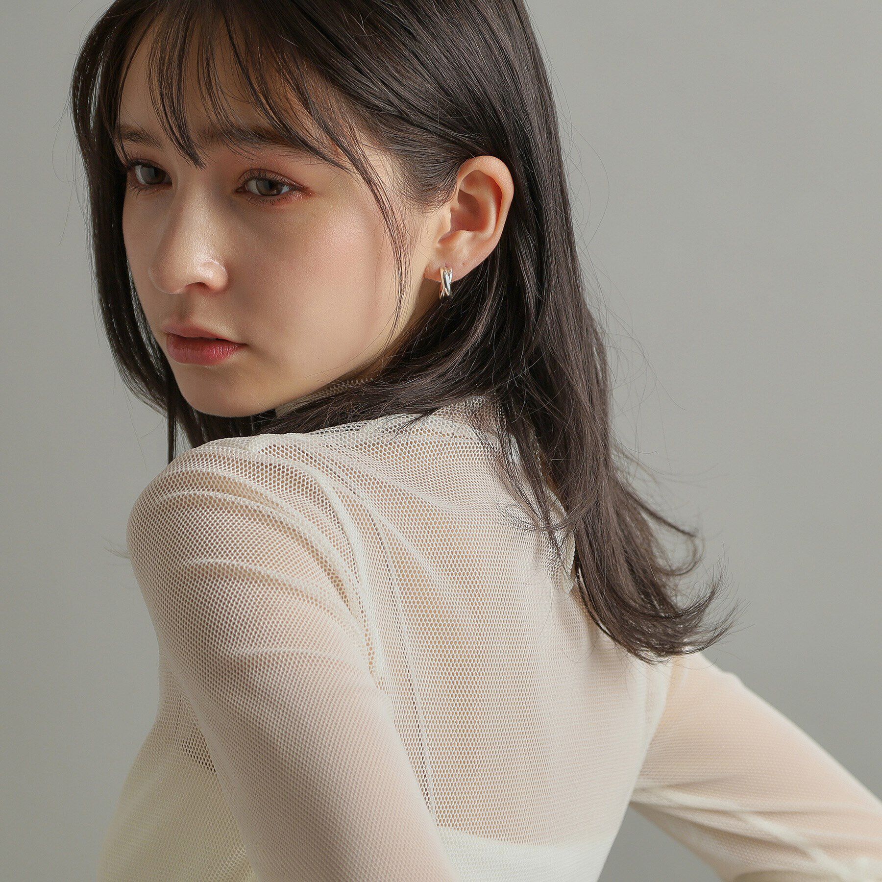 COCOSHNIK ONKITSCH「シルバー スモールフープ プランプクロスピアス」|ピアス|