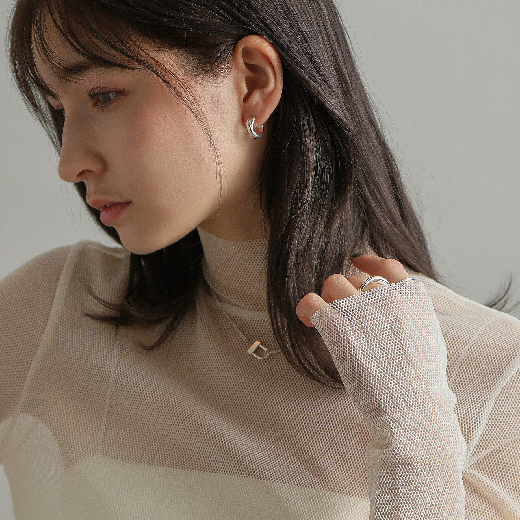 COCOSHNIK ONKITSCH「シルバー スモールフープ プランプクロスピアス」|ピアス|