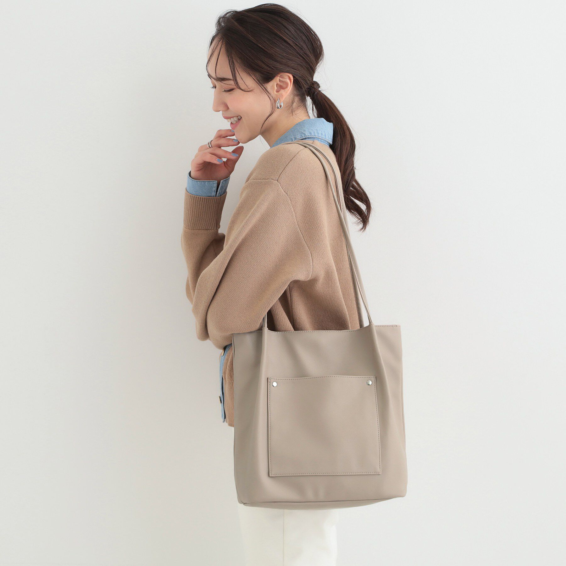 SHOO･LA･RUE「つまみハンドルトートバッグ」|トートバッグ|グレージュ(050)