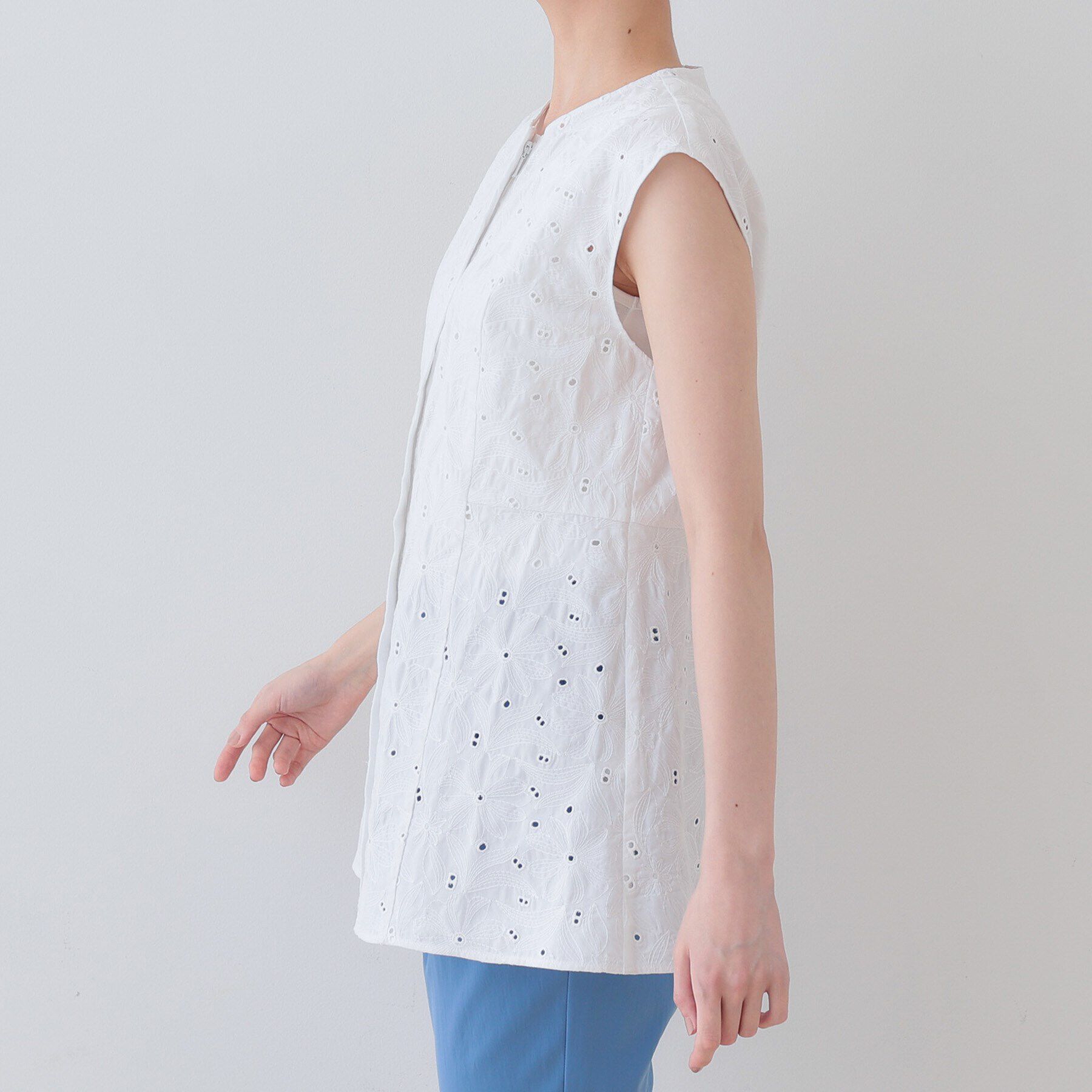 INDIVI「【洗える】フラワーカット刺繍ノースリーブブラウス」|シャツ・ブラウス|