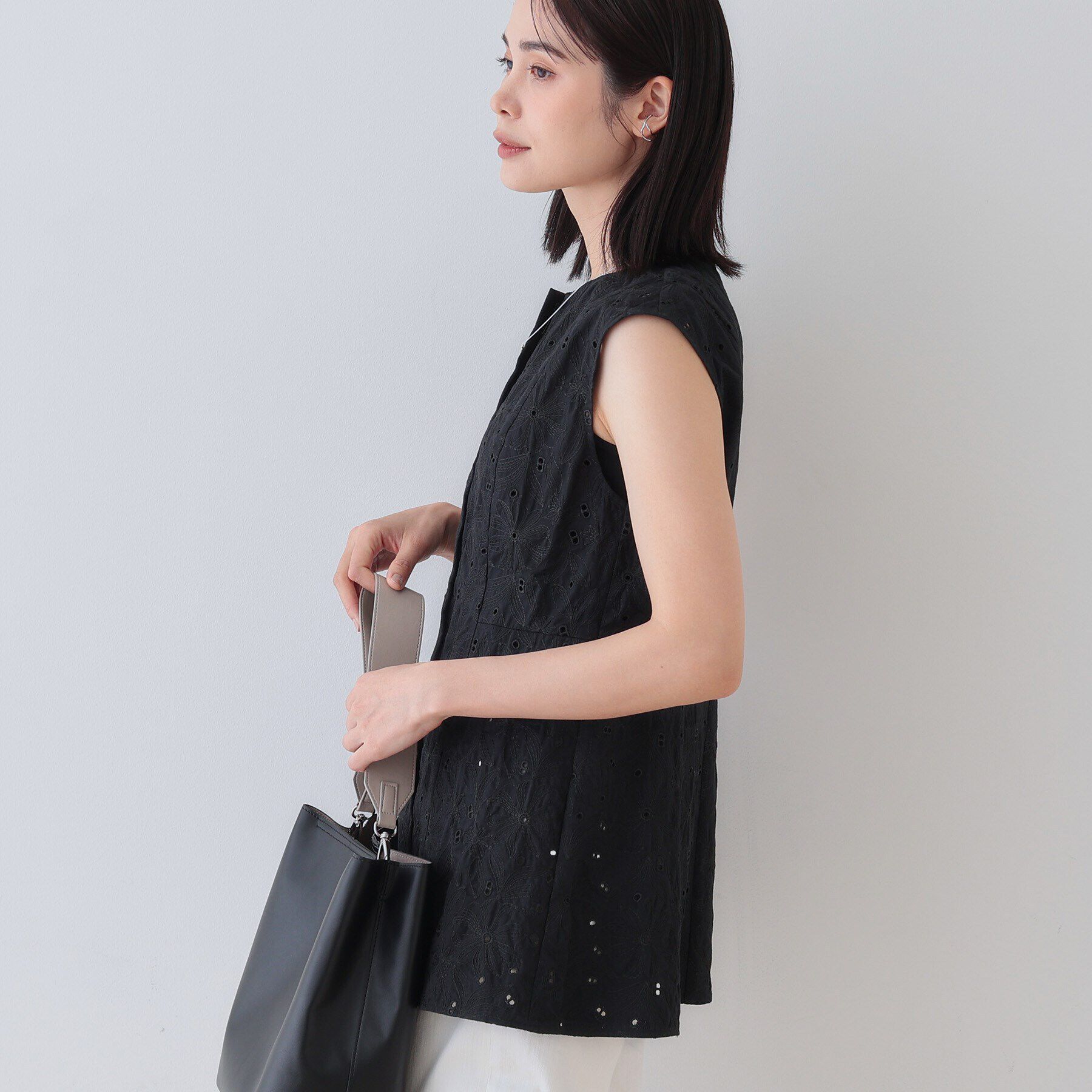 INDIVI「【洗える】フラワーカット刺繍ノースリーブブラウス」|シャツ・ブラウス|