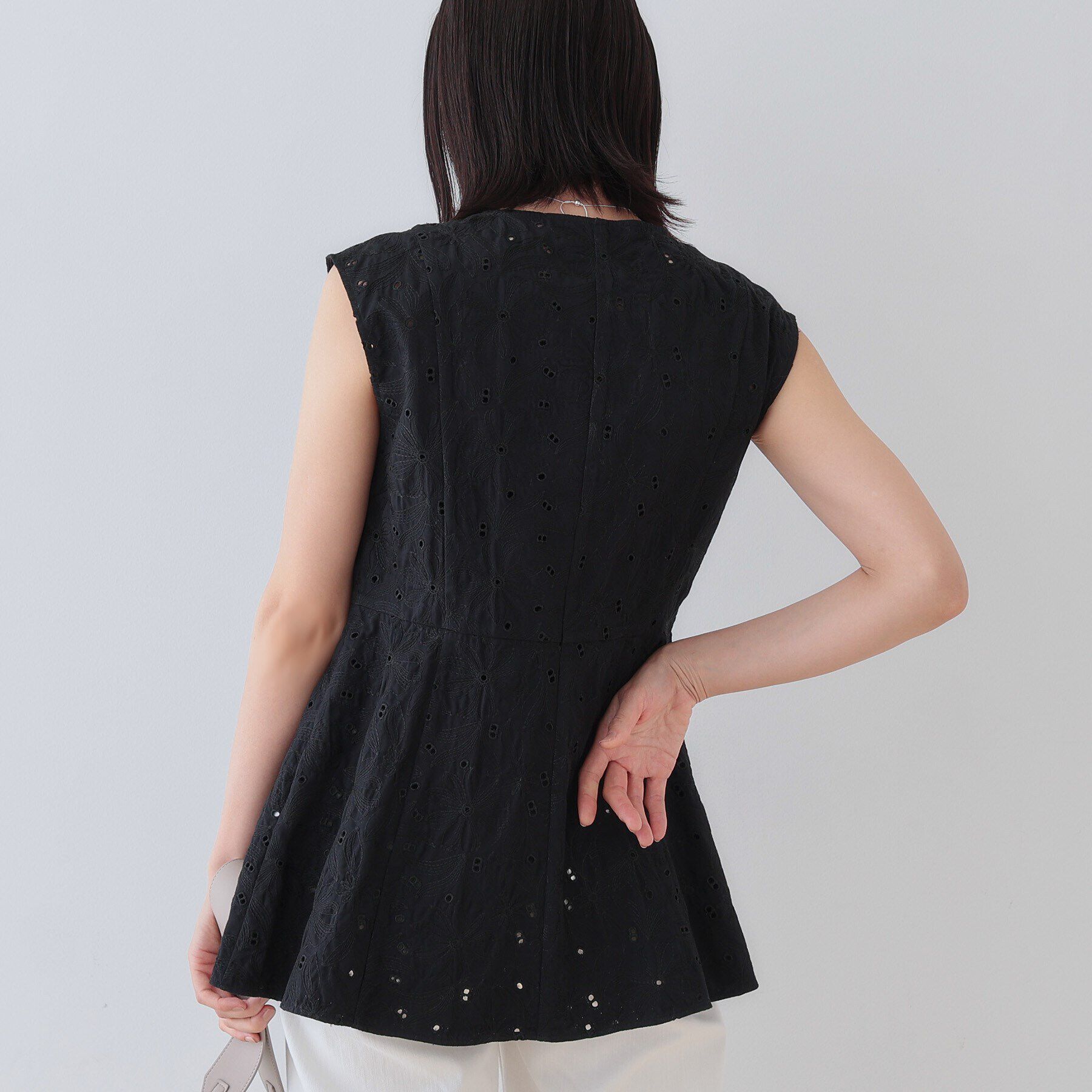 INDIVI「【洗える】フラワーカット刺繍ノースリーブブラウス」|シャツ・ブラウス|