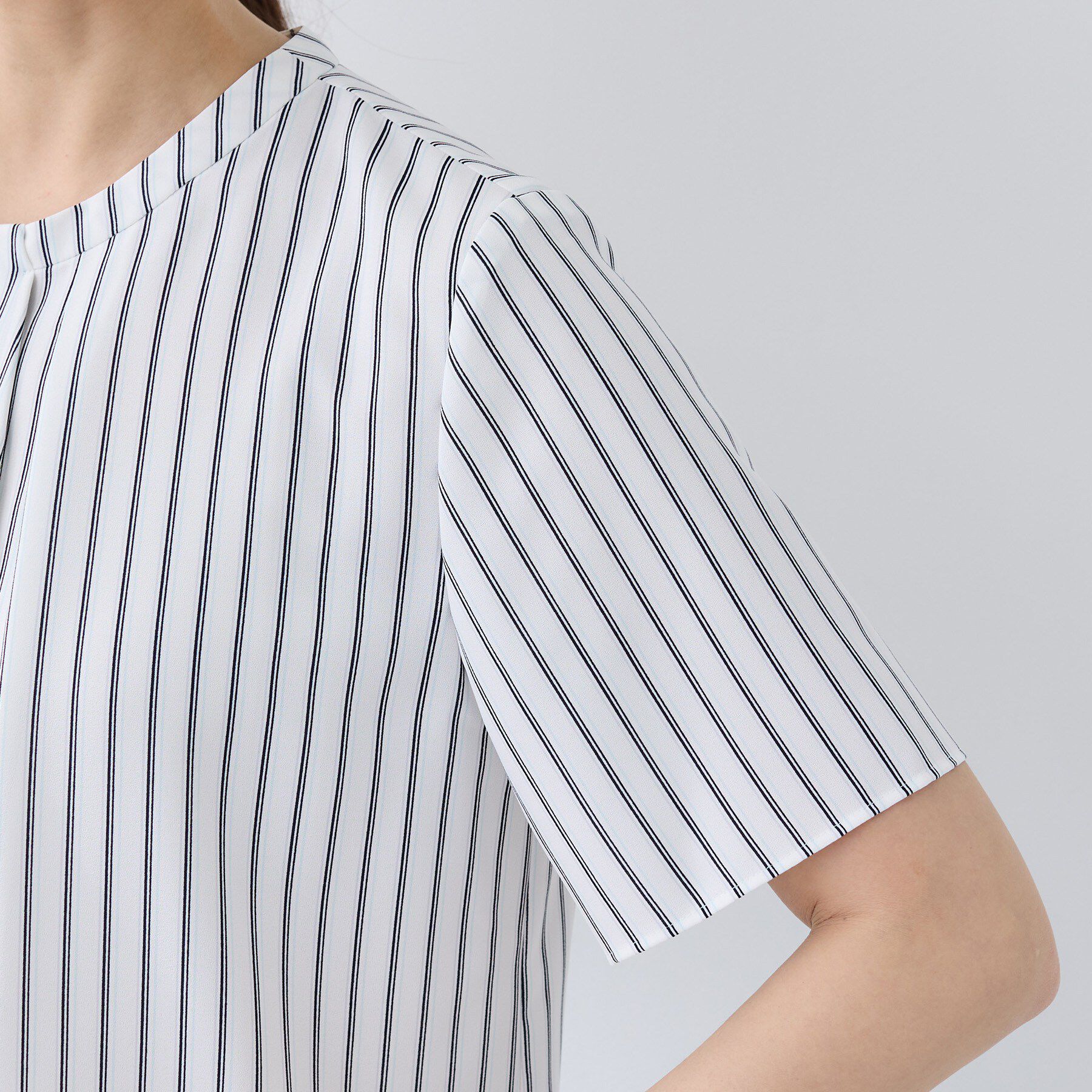 INDIVI「【洗える／UVケア】ストライプ柄＆無地 ボウタイ風 半袖ブラウス」|シャツ・ブラウス|