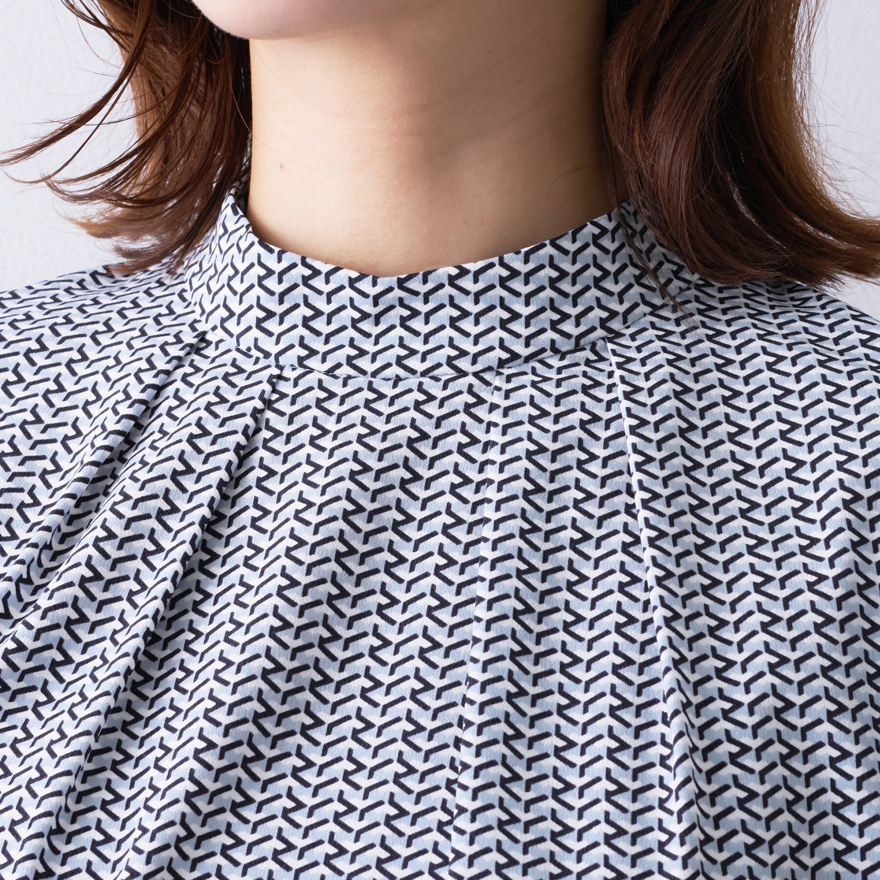 UNTITLED「【洗える/お仕事着】ジオメトリック ハイネックブラウス」|シャツ・ブラウス|
