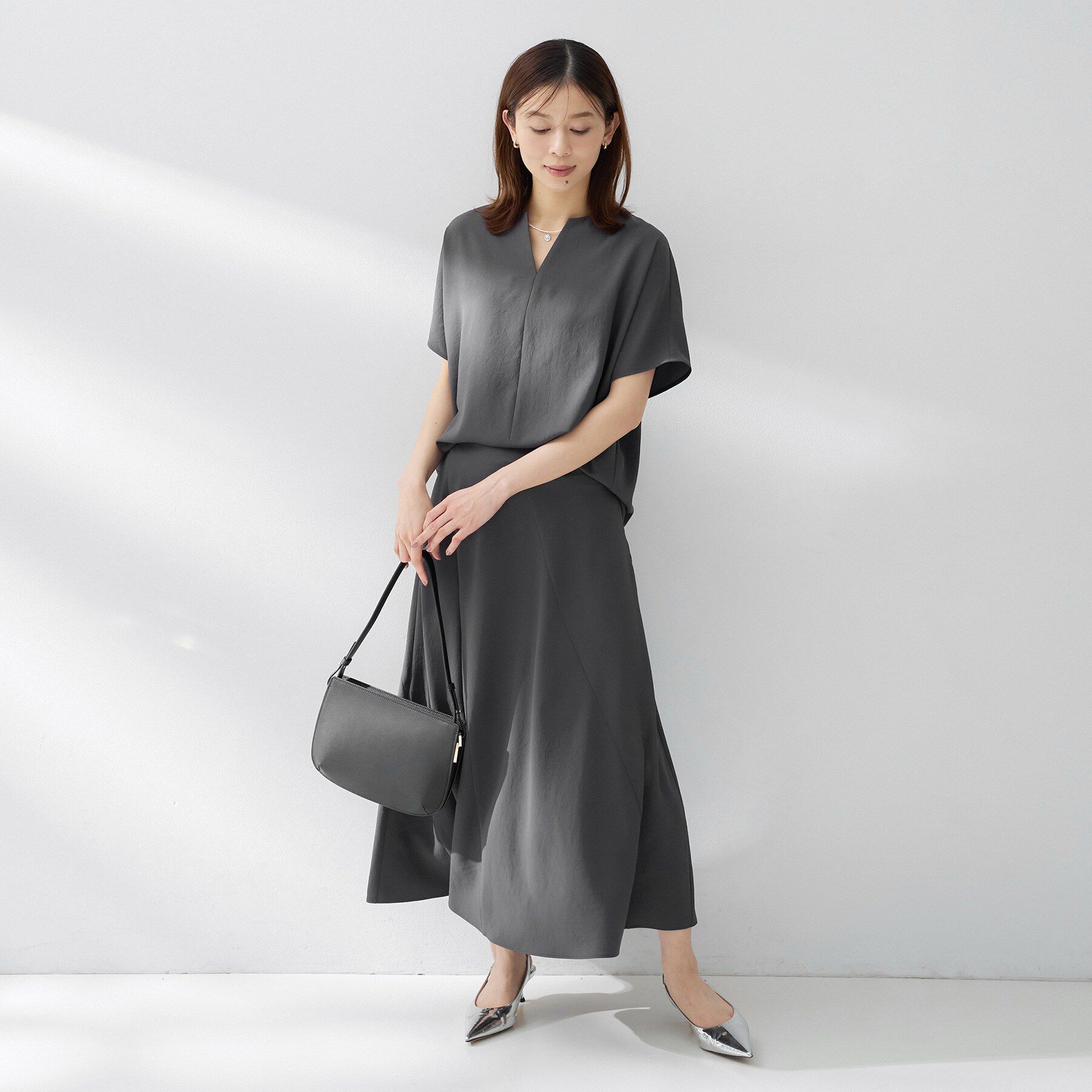 UNTITLED「【夏の名品セットアップが今年も登場！/はっ水/遮熱】リラクミスト キーVネックブラウス」|シャツ・ブラウス|