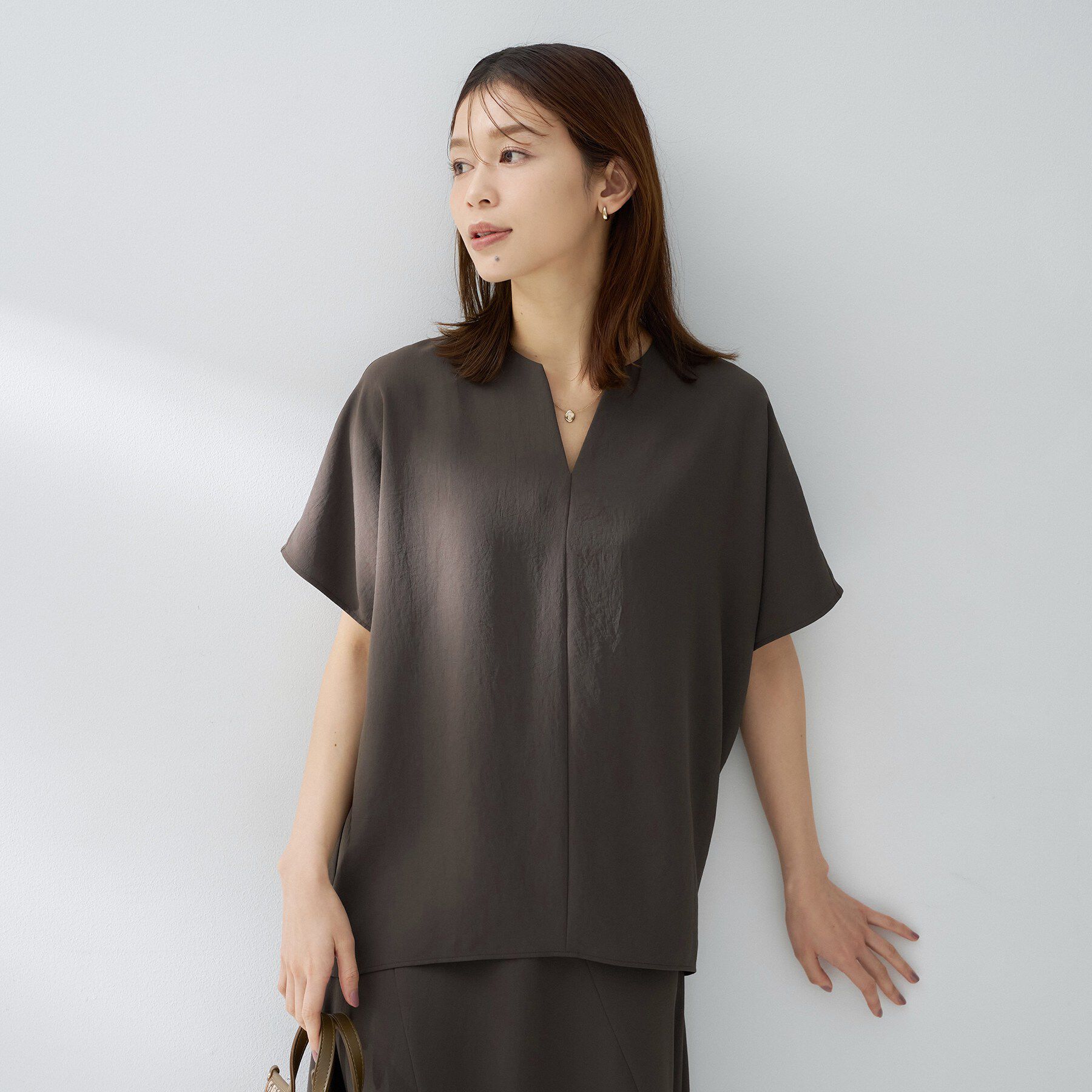 UNTITLED「【夏の名品セットアップが今年も登場！/はっ水/遮熱】リラクミスト キーVネックブラウス」|シャツ・ブラウス|