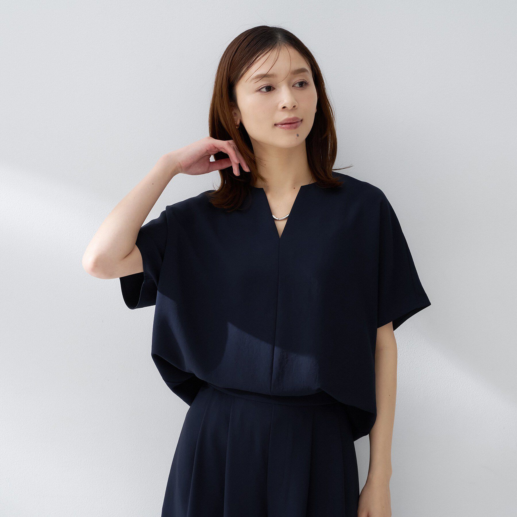 UNTITLED「【夏の名品セットアップが今年も登場！/はっ水/遮熱】リラクミスト キーVネックブラウス」|シャツ・ブラウス|