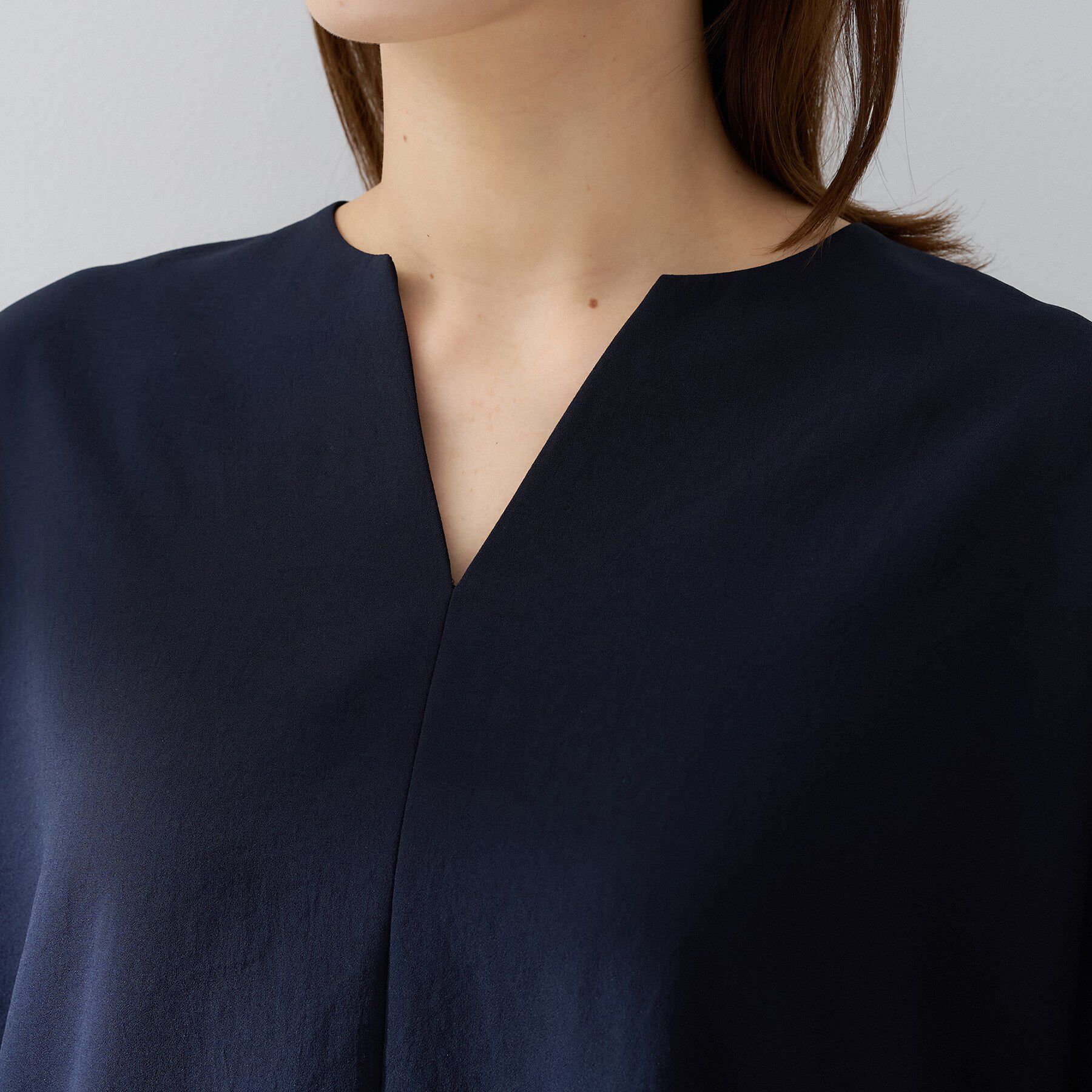 UNTITLED「【夏の名品セットアップが今年も登場！/はっ水/遮熱】リラクミスト キーVネックブラウス」|シャツ・ブラウス|